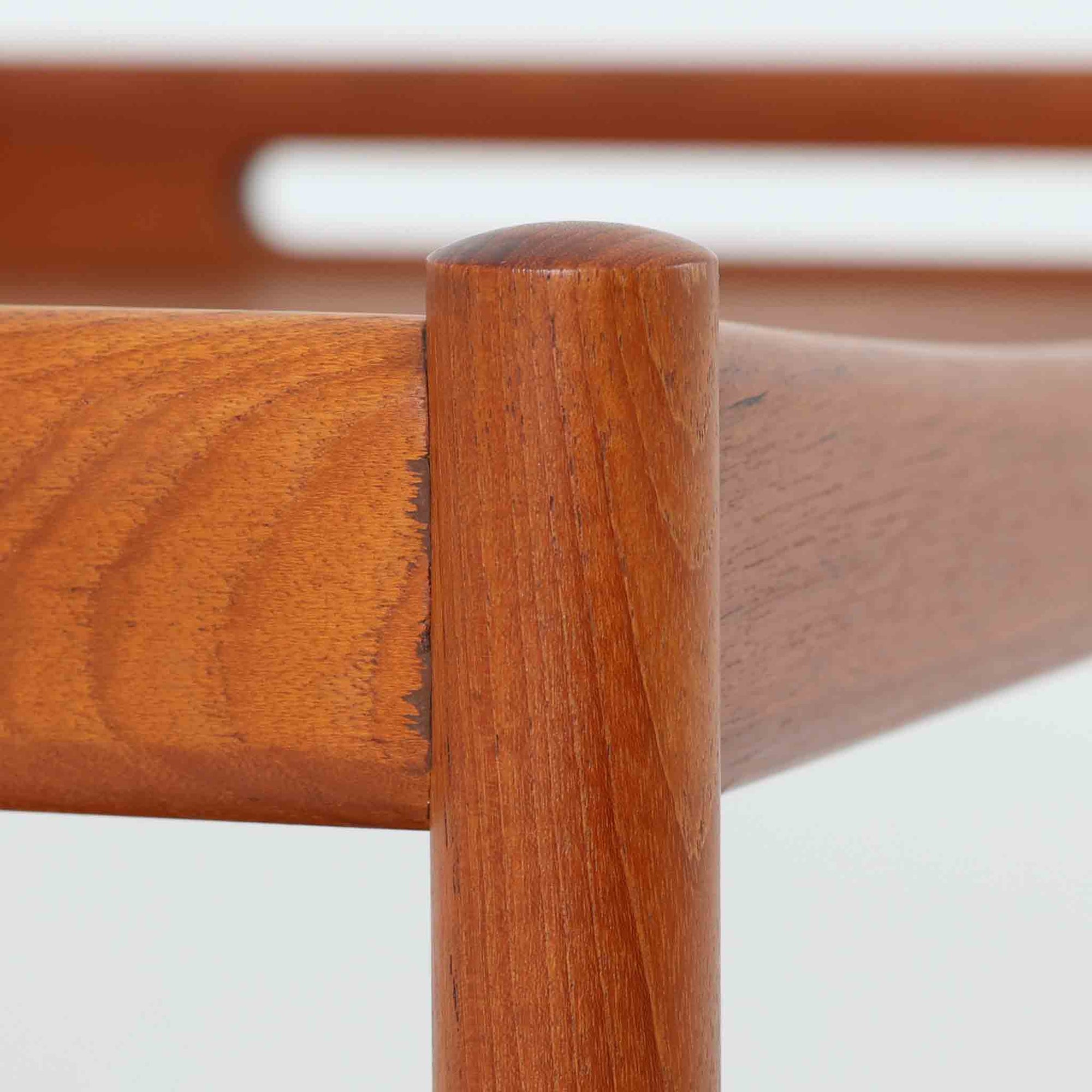 Hans J. Wegnerがデザインし、Andreas Tuck社より製造されたキャスターワゴン「AT45」は、チーク材の豊かな表情と機能美が融合した北欧ビンテージの逸品です。両サイドには持ち運びに便利な取っ手が付き、脚先にはスムーズに動くキャスターを備えているため、サービングや配膳台として活躍します。緩やかな曲線を描くフレームと丁寧な仕上げに、ウェグナーらしい美意識が宿る一台です。