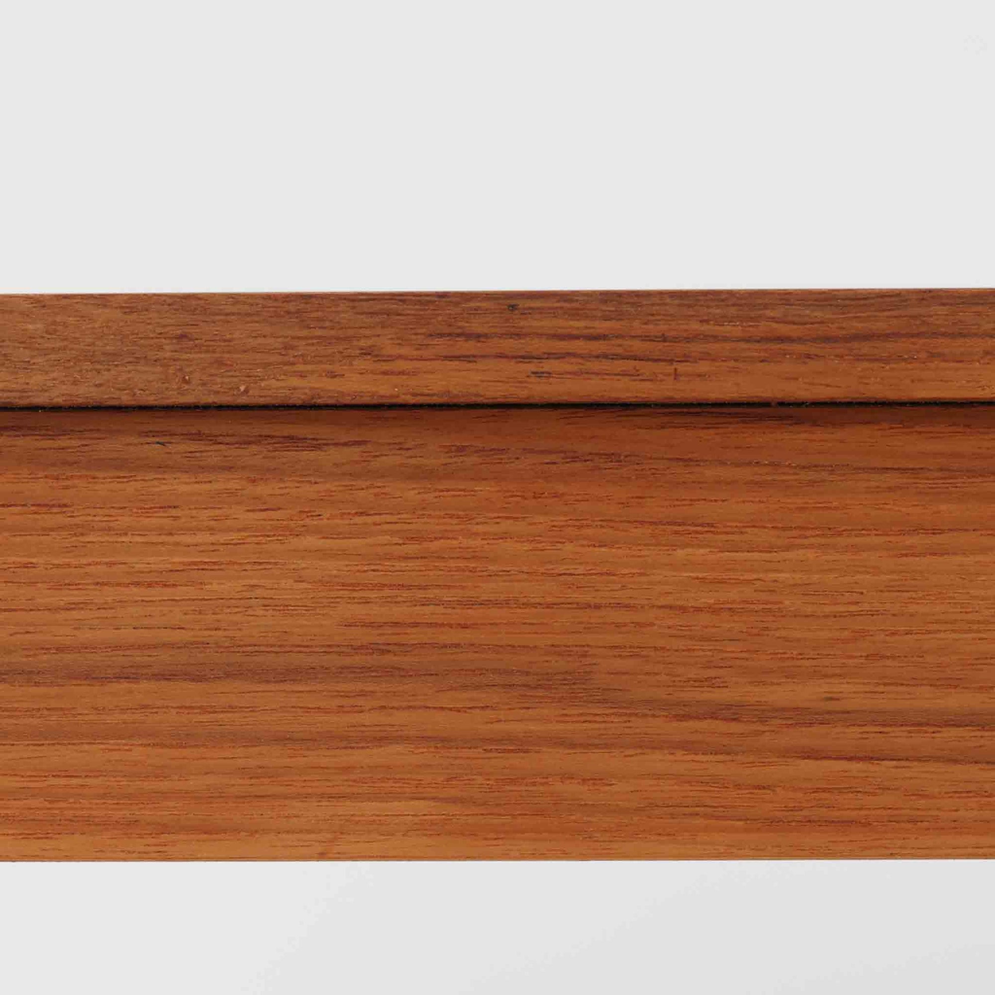 デンマーク製の片袖デスクは、北欧ビンテージ家具らしい端正な佇まいが魅力です。チーク材を用いた温かみのある色合いと、美しい木目が空間に上質な雰囲気を添えます。幅104cmとコンパクトなサイズ感でありながら、左側に3杯の引き出しを備え、上段は鍵付きで大切な書類や小物を安心して収納可能。シンプルながら堅牢な造りと細部まで行き届いた職人技が感じられ、長年の使用にも耐えうる実用性を兼ね備えています。ワークデスクや書斎机としてはもちろん、リビングや寝室に置いても自然に馴染み、北欧家具ならではの温もりと機能美を楽しめる一台です。