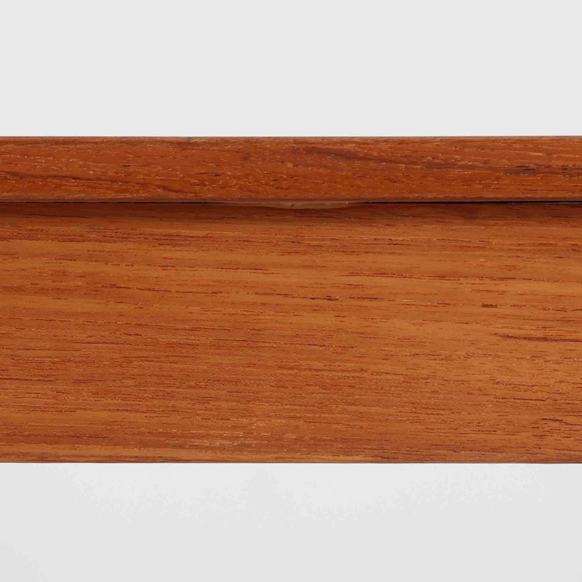 デンマーク製の片袖デスクは、北欧ビンテージ家具らしい端正な佇まいが魅力です。チーク材を用いた温かみのある色合いと、美しい木目が空間に上質な雰囲気を添えます。幅104cmとコンパクトなサイズ感でありながら、左側に3杯の引き出しを備え、上段は鍵付きで大切な書類や小物を安心して収納可能。シンプルながら堅牢な造りと細部まで行き届いた職人技が感じられ、長年の使用にも耐えうる実用性を兼ね備えています。ワークデスクや書斎机としてはもちろん、リビングや寝室に置いても自然に馴染み、北欧家具ならではの温もりと機能美を楽しめる一台です。