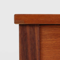 デンマーク製の片袖デスクは、北欧ビンテージ家具らしい端正な佇まいが魅力です。チーク材を用いた温かみのある色合いと、美しい木目が空間に上質な雰囲気を添えます。幅104cmとコンパクトなサイズ感でありながら、左側に3杯の引き出しを備え、上段は鍵付きで大切な書類や小物を安心して収納可能。シンプルながら堅牢な造りと細部まで行き届いた職人技が感じられ、長年の使用にも耐えうる実用性を兼ね備えています。ワークデスクや書斎机としてはもちろん、リビングや寝室に置いても自然に馴染み、北欧家具ならではの温もりと機能美を楽しめる一台です。