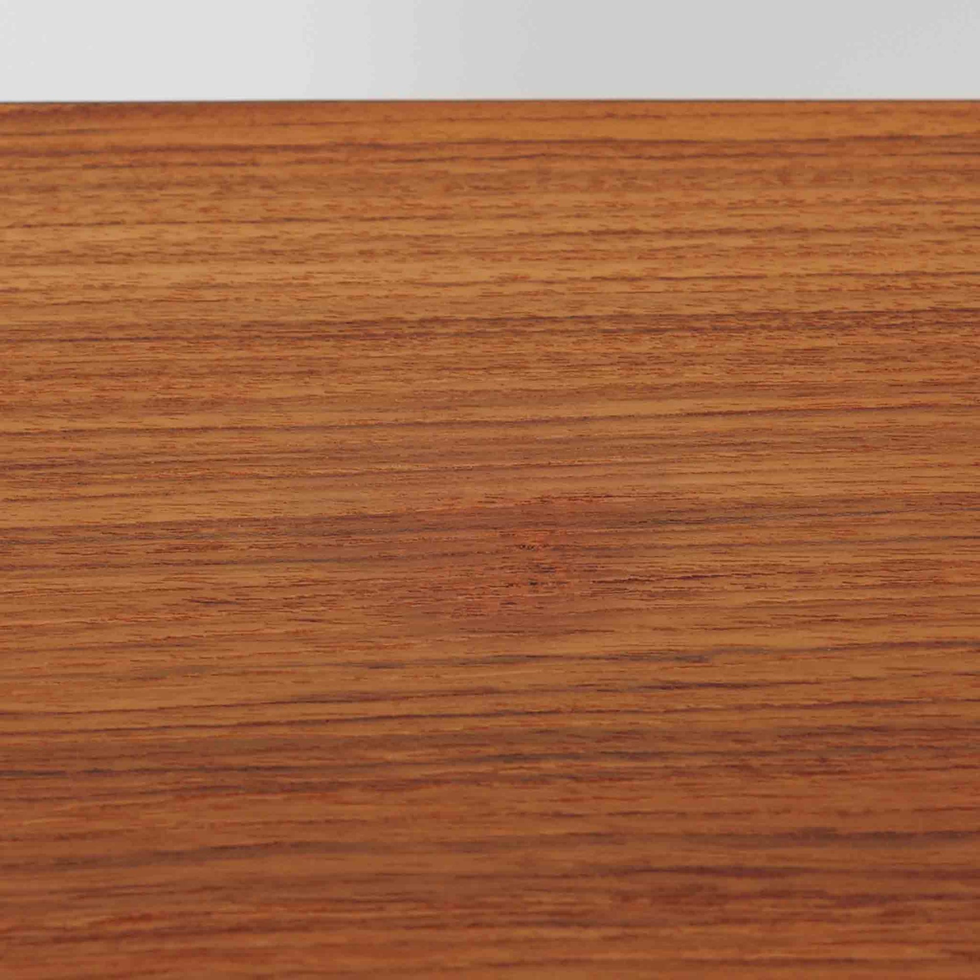 デンマーク製の片袖デスクは、北欧ビンテージ家具らしい端正な佇まいが魅力です。チーク材を用いた温かみのある色合いと、美しい木目が空間に上質な雰囲気を添えます。幅104cmとコンパクトなサイズ感でありながら、左側に3杯の引き出しを備え、上段は鍵付きで大切な書類や小物を安心して収納可能。シンプルながら堅牢な造りと細部まで行き届いた職人技が感じられ、長年の使用にも耐えうる実用性を兼ね備えています。ワークデスクや書斎机としてはもちろん、リビングや寝室に置いても自然に馴染み、北欧家具ならではの温もりと機能美を楽しめる一台です。