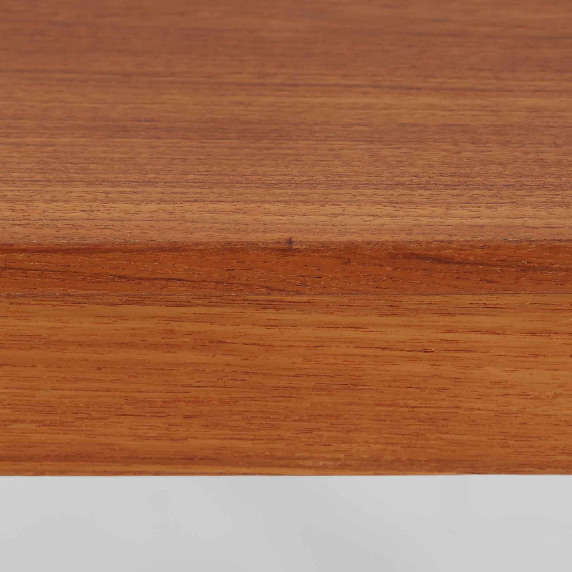 デンマーク製の片袖デスクは、北欧ビンテージ家具らしい端正な佇まいが魅力です。チーク材を用いた温かみのある色合いと、美しい木目が空間に上質な雰囲気を添えます。幅104cmとコンパクトなサイズ感でありながら、左側に3杯の引き出しを備え、上段は鍵付きで大切な書類や小物を安心して収納可能。シンプルながら堅牢な造りと細部まで行き届いた職人技が感じられ、長年の使用にも耐えうる実用性を兼ね備えています。ワークデスクや書斎机としてはもちろん、リビングや寝室に置いても自然に馴染み、北欧家具ならではの温もりと機能美を楽しめる一台です。