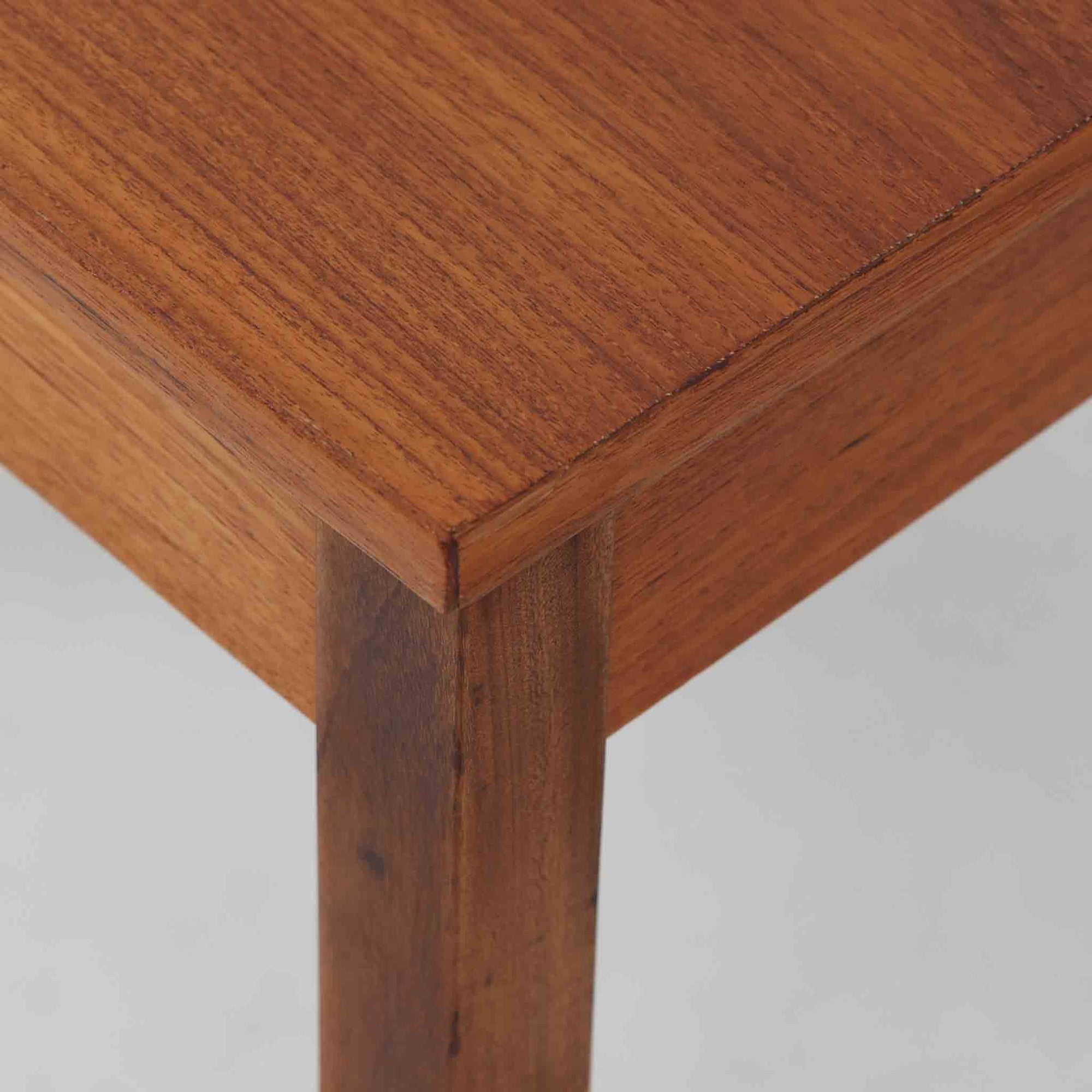 デンマーク製の片袖デスクは、北欧ビンテージ家具らしい端正な佇まいが魅力です。チーク材を用いた温かみのある色合いと、美しい木目が空間に上質な雰囲気を添えます。幅104cmとコンパクトなサイズ感でありながら、左側に3杯の引き出しを備え、上段は鍵付きで大切な書類や小物を安心して収納可能。シンプルながら堅牢な造りと細部まで行き届いた職人技が感じられ、長年の使用にも耐えうる実用性を兼ね備えています。ワークデスクや書斎机としてはもちろん、リビングや寝室に置いても自然に馴染み、北欧家具ならではの温もりと機能美を楽しめる一台です。