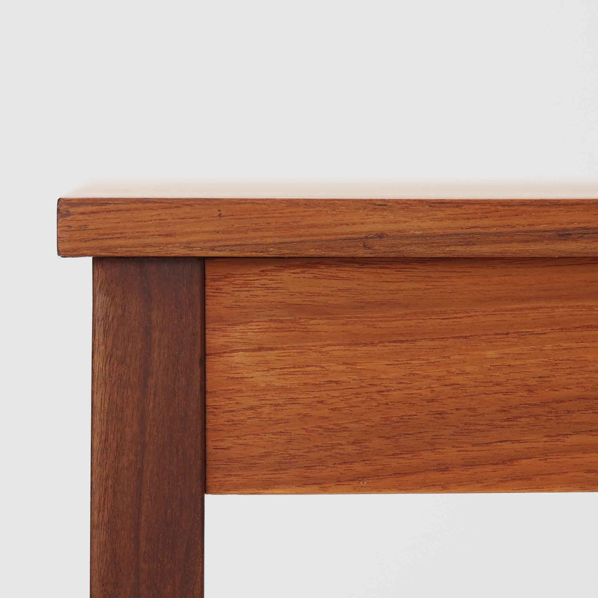 デンマーク製の片袖デスクは、北欧ビンテージ家具らしい端正な佇まいが魅力です。チーク材を用いた温かみのある色合いと、美しい木目が空間に上質な雰囲気を添えます。幅104cmとコンパクトなサイズ感でありながら、左側に3杯の引き出しを備え、上段は鍵付きで大切な書類や小物を安心して収納可能。シンプルながら堅牢な造りと細部まで行き届いた職人技が感じられ、長年の使用にも耐えうる実用性を兼ね備えています。ワークデスクや書斎机としてはもちろん、リビングや寝室に置いても自然に馴染み、北欧家具ならではの温もりと機能美を楽しめる一台です。