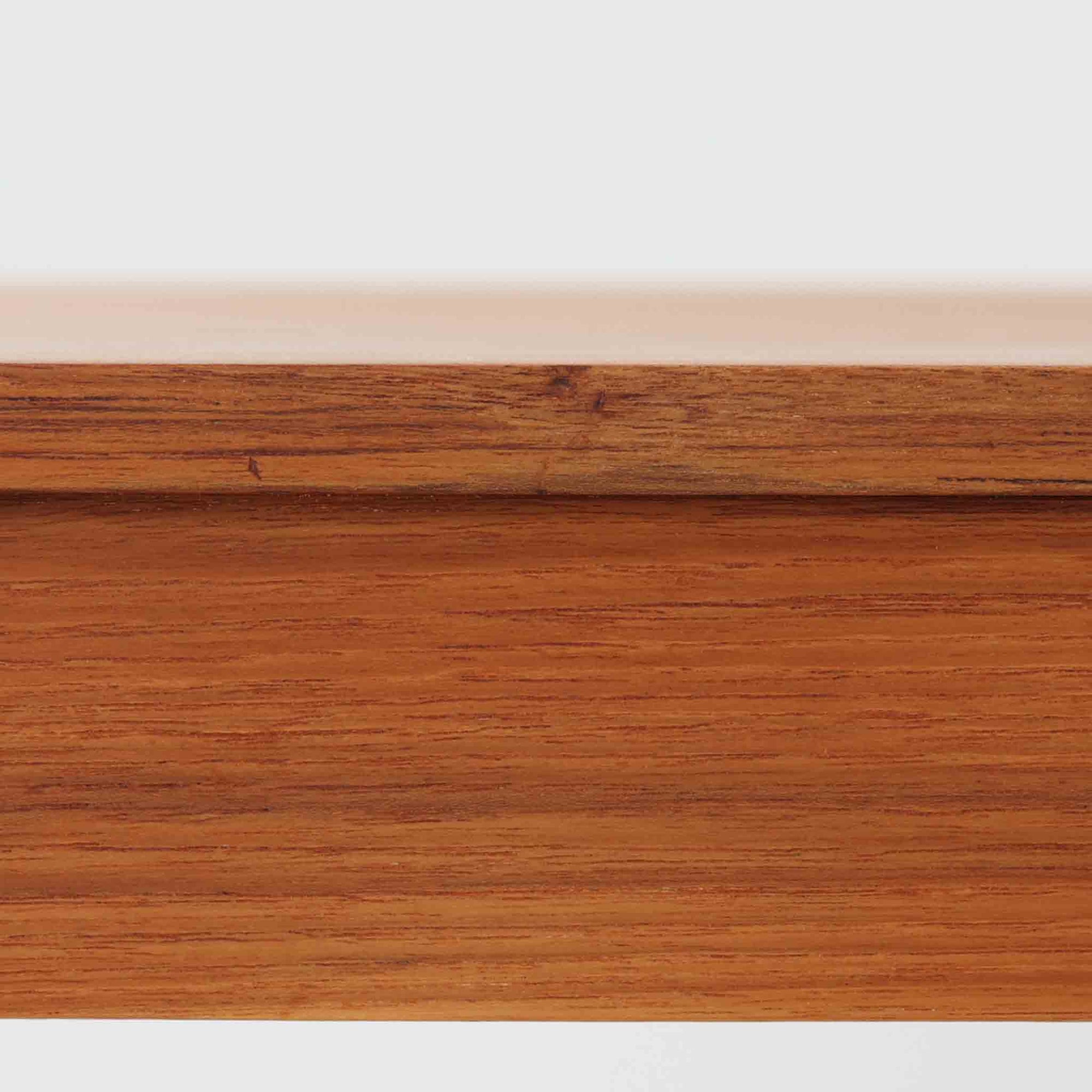 デンマーク製の片袖デスクは、北欧ビンテージ家具らしい端正な佇まいが魅力です。チーク材を用いた温かみのある色合いと、美しい木目が空間に上質な雰囲気を添えます。幅104cmとコンパクトなサイズ感でありながら、左側に3杯の引き出しを備え、上段は鍵付きで大切な書類や小物を安心して収納可能。シンプルながら堅牢な造りと細部まで行き届いた職人技が感じられ、長年の使用にも耐えうる実用性を兼ね備えています。ワークデスクや書斎机としてはもちろん、リビングや寝室に置いても自然に馴染み、北欧家具ならではの温もりと機能美を楽しめる一台です。