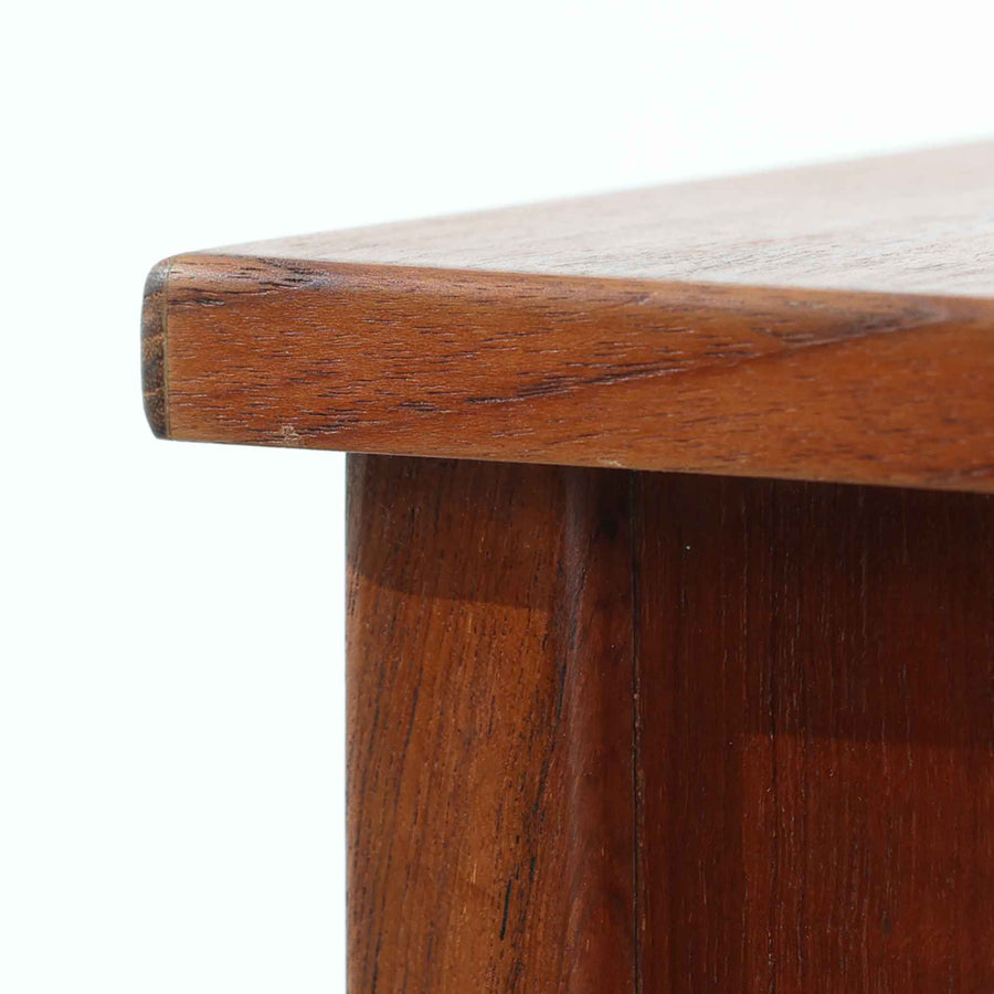 デンマーク製2段チェストです。無駄のないシンプルなフォルムとチーク材特有の深みのある色合いが美しく、北欧らしい上品な佇まいを感じさせます。引き出しの前板にはデンマーク家具らしい取手が施され、素材の質感を引き立てるデザインです。上段には仕切りが設けられており、小物の整理にも便利です。コンパクトなサイズながら収納力があり、リビングやベッドサイドなど幅広いシーンで活躍します。経年により艶を増した木肌が空間に温もりを添える一品です。