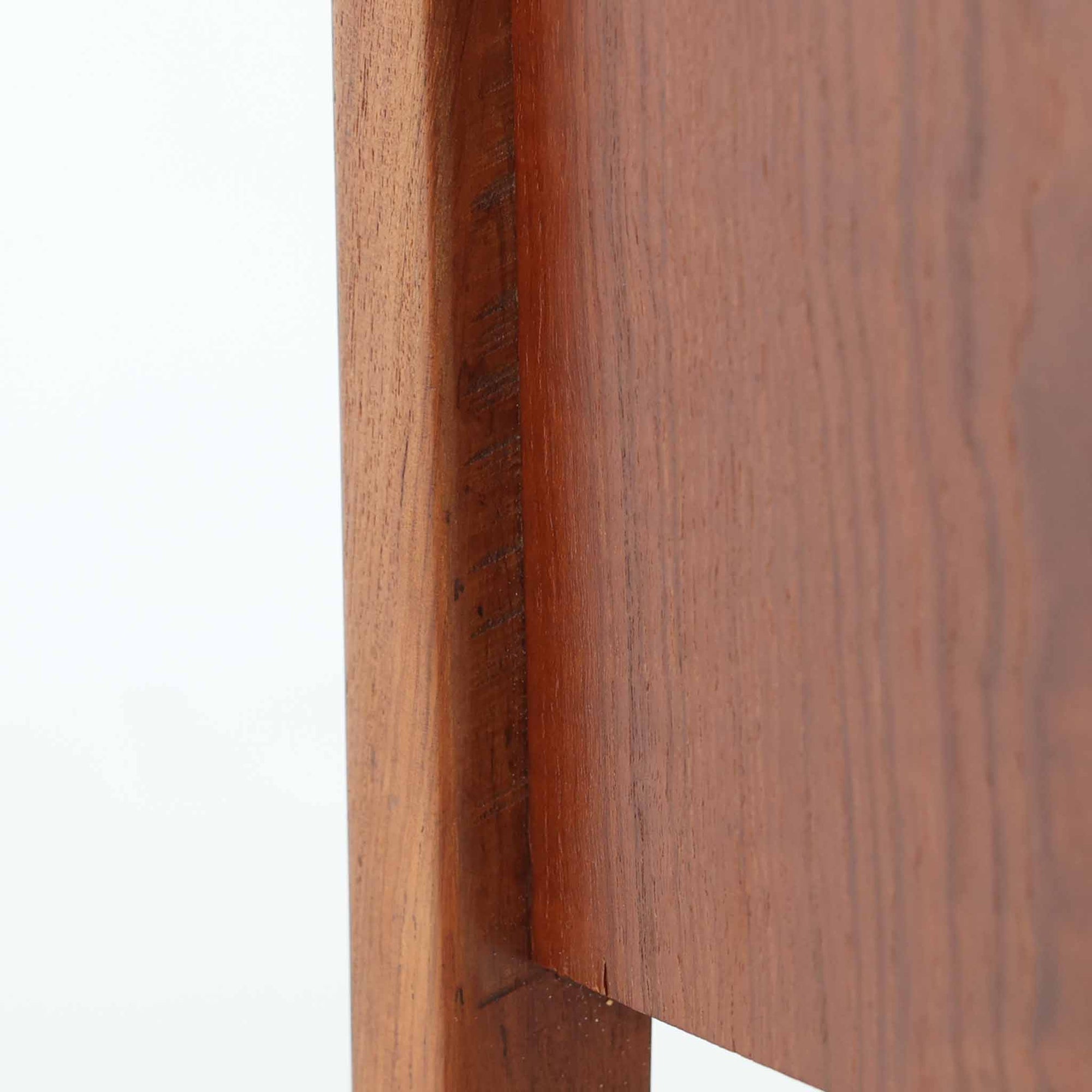 デンマーク製2段チェストです。無駄のないシンプルなフォルムとチーク材特有の深みのある色合いが美しく、北欧らしい上品な佇まいを感じさせます。引き出しの前板にはデンマーク家具らしい取手が施され、素材の質感を引き立てるデザインです。上段には仕切りが設けられており、小物の整理にも便利です。コンパクトなサイズながら収納力があり、リビングやベッドサイドなど幅広いシーンで活躍します。経年により艶を増した木肌が空間に温もりを添える一品です。