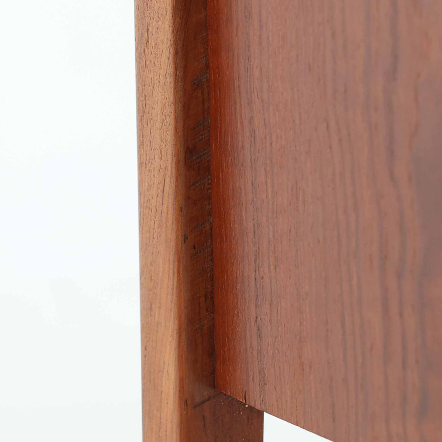 デンマーク製2段チェストです。無駄のないシンプルなフォルムとチーク材特有の深みのある色合いが美しく、北欧らしい上品な佇まいを感じさせます。引き出しの前板にはデンマーク家具らしい取手が施され、素材の質感を引き立てるデザインです。上段には仕切りが設けられており、小物の整理にも便利です。コンパクトなサイズながら収納力があり、リビングやベッドサイドなど幅広いシーンで活躍します。経年により艶を増した木肌が空間に温もりを添える一品です。