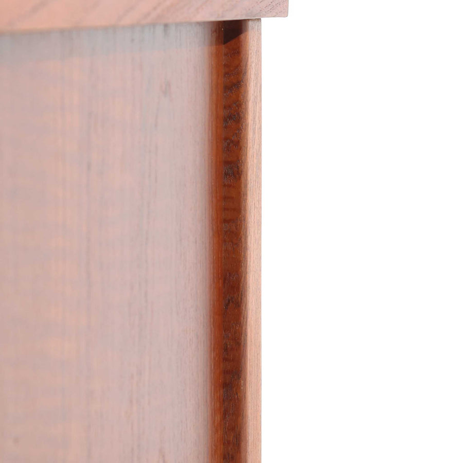 デンマーク製2段チェストです。無駄のないシンプルなフォルムとチーク材特有の深みのある色合いが美しく、北欧らしい上品な佇まいを感じさせます。引き出しの前板にはデンマーク家具らしい取手が施され、素材の質感を引き立てるデザインです。上段には仕切りが設けられており、小物の整理にも便利です。コンパクトなサイズながら収納力があり、リビングやベッドサイドなど幅広いシーンで活躍します。経年により艶を増した木肌が空間に温もりを添える一品です。