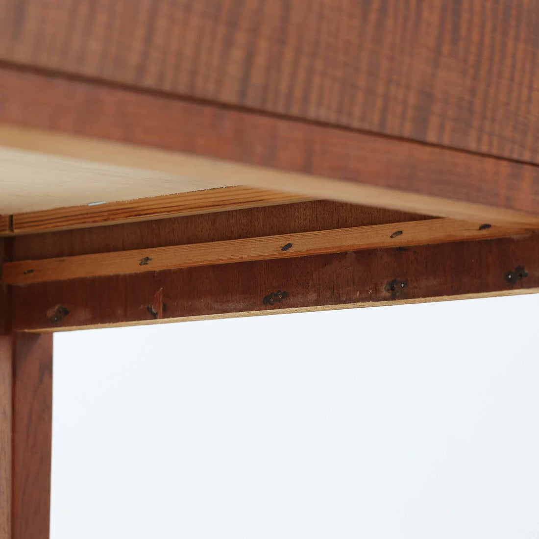 デンマーク製2段チェストです。無駄のないシンプルなフォルムとチーク材特有の深みのある色合いが美しく、北欧らしい上品な佇まいを感じさせます。引き出しの前板にはデンマーク家具らしい取手が施され、素材の質感を引き立てるデザインです。上段には仕切りが設けられており、小物の整理にも便利です。コンパクトなサイズながら収納力があり、リビングやベッドサイドなど幅広いシーンで活躍します。経年により艶を増した木肌が空間に温もりを添える一品です。