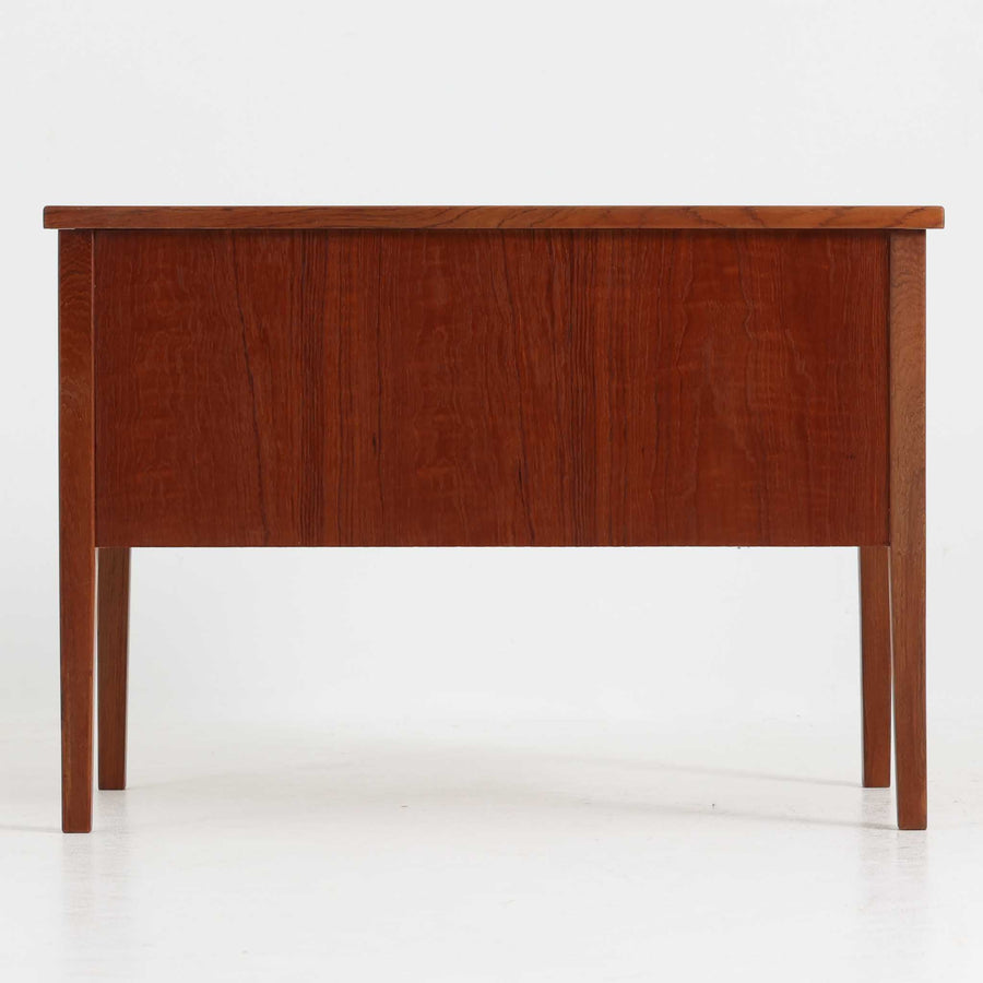 デンマーク製2段チェストです。無駄のないシンプルなフォルムとチーク材特有の深みのある色合いが美しく、北欧らしい上品な佇まいを感じさせます。引き出しの前板にはデンマーク家具らしい取手が施され、素材の質感を引き立てるデザインです。上段には仕切りが設けられており、小物の整理にも便利です。コンパクトなサイズながら収納力があり、リビングやベッドサイドなど幅広いシーンで活躍します。経年により艶を増した木肌が空間に温もりを添える一品です。