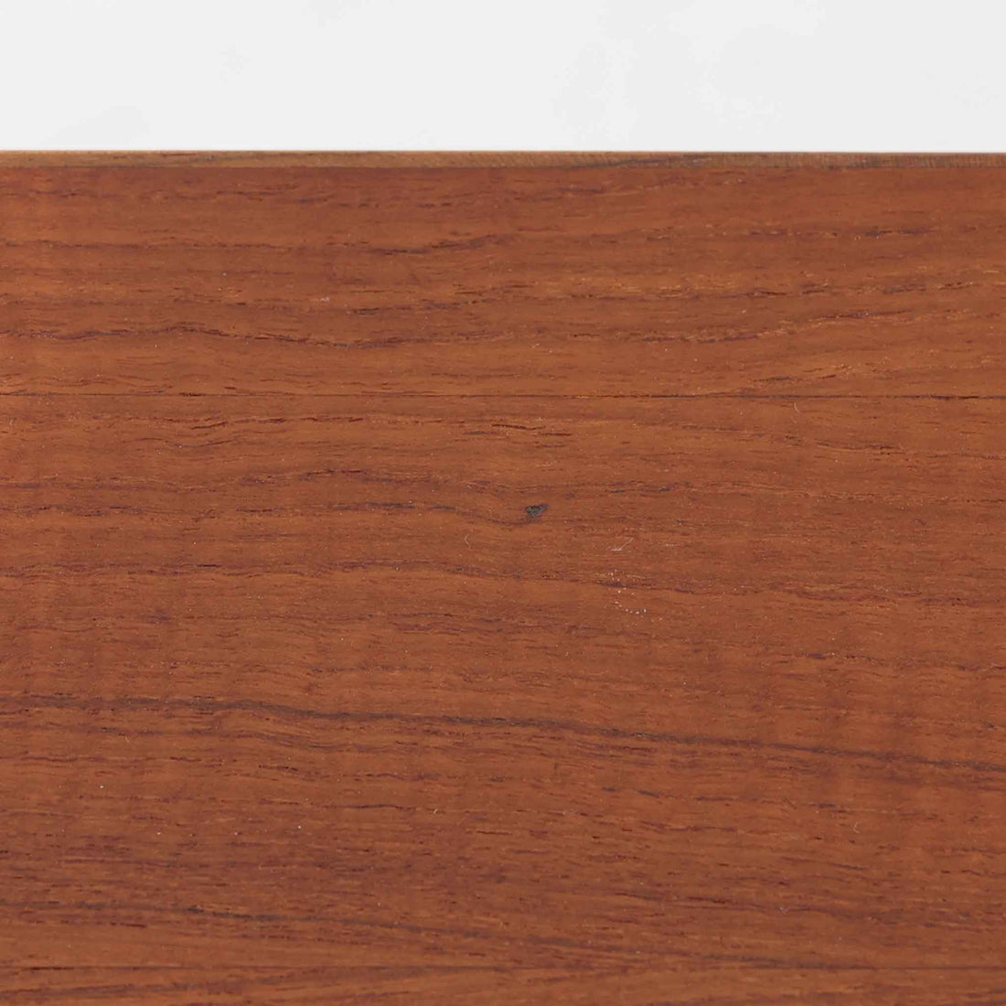 デンマーク製2段チェストです。無駄のないシンプルなフォルムとチーク材特有の深みのある色合いが美しく、北欧らしい上品な佇まいを感じさせます。引き出しの前板にはデンマーク家具らしい取手が施され、素材の質感を引き立てるデザインです。上段には仕切りが設けられており、小物の整理にも便利です。コンパクトなサイズながら収納力があり、リビングやベッドサイドなど幅広いシーンで活躍します。経年により艶を増した木肌が空間に温もりを添える一品です。