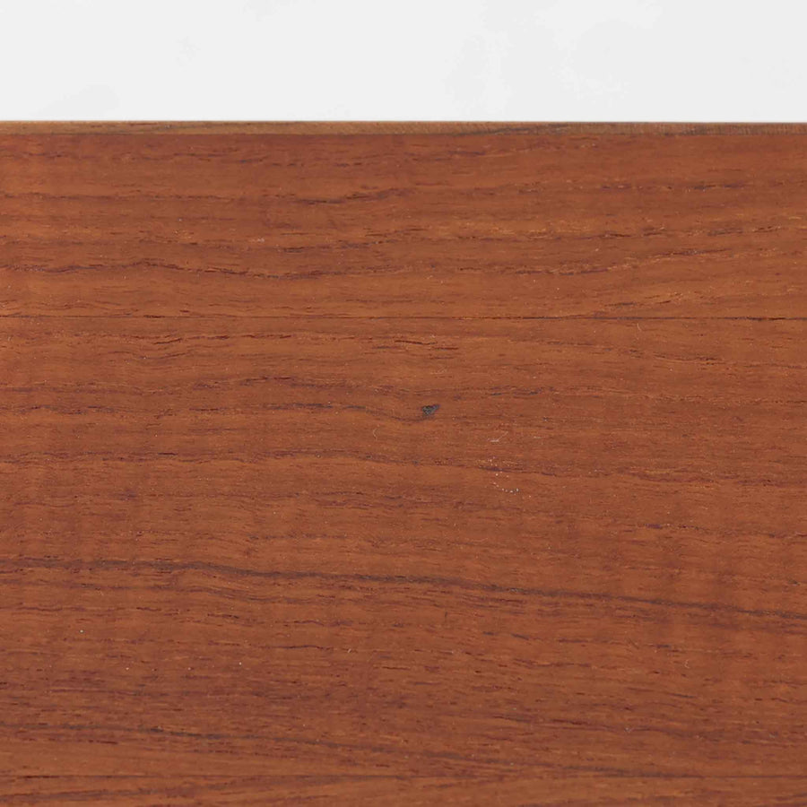 デンマーク製2段チェストです。無駄のないシンプルなフォルムとチーク材特有の深みのある色合いが美しく、北欧らしい上品な佇まいを感じさせます。引き出しの前板にはデンマーク家具らしい取手が施され、素材の質感を引き立てるデザインです。上段には仕切りが設けられており、小物の整理にも便利です。コンパクトなサイズながら収納力があり、リビングやベッドサイドなど幅広いシーンで活躍します。経年により艶を増した木肌が空間に温もりを添える一品です。