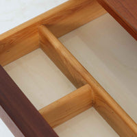 デンマーク製2段チェストです。無駄のないシンプルなフォルムとチーク材特有の深みのある色合いが美しく、北欧らしい上品な佇まいを感じさせます。引き出しの前板にはデンマーク家具らしい取手が施され、素材の質感を引き立てるデザインです。上段には仕切りが設けられており、小物の整理にも便利です。コンパクトなサイズながら収納力があり、リビングやベッドサイドなど幅広いシーンで活躍します。経年により艶を増した木肌が空間に温もりを添える一品です。