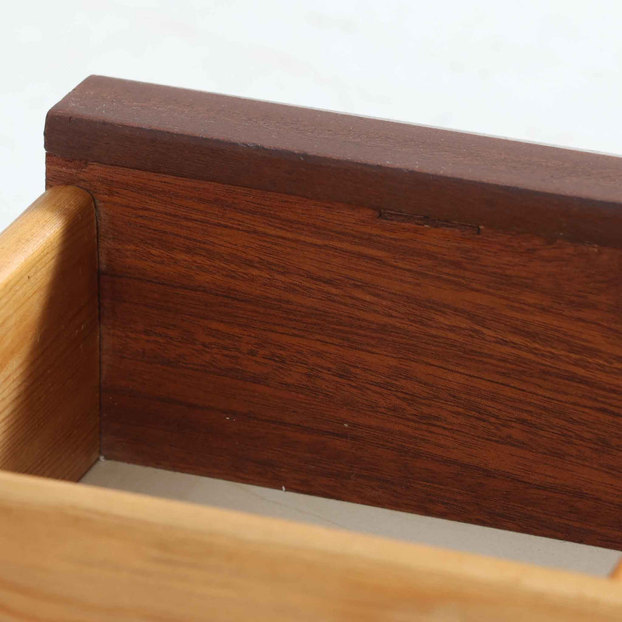 デンマーク製2段チェストです。無駄のないシンプルなフォルムとチーク材特有の深みのある色合いが美しく、北欧らしい上品な佇まいを感じさせます。引き出しの前板にはデンマーク家具らしい取手が施され、素材の質感を引き立てるデザインです。上段には仕切りが設けられており、小物の整理にも便利です。コンパクトなサイズながら収納力があり、リビングやベッドサイドなど幅広いシーンで活躍します。経年により艶を増した木肌が空間に温もりを添える一品です。