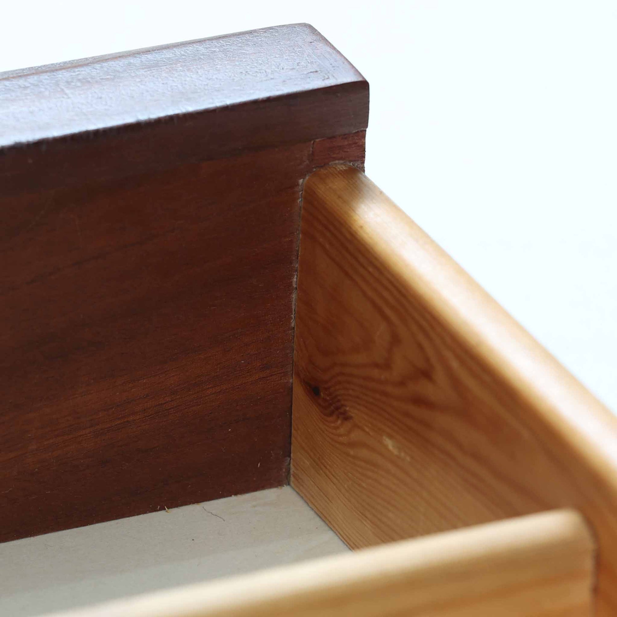 デンマーク製2段チェストです。無駄のないシンプルなフォルムとチーク材特有の深みのある色合いが美しく、北欧らしい上品な佇まいを感じさせます。引き出しの前板にはデンマーク家具らしい取手が施され、素材の質感を引き立てるデザインです。上段には仕切りが設けられており、小物の整理にも便利です。コンパクトなサイズながら収納力があり、リビングやベッドサイドなど幅広いシーンで活躍します。経年により艶を増した木肌が空間に温もりを添える一品です。