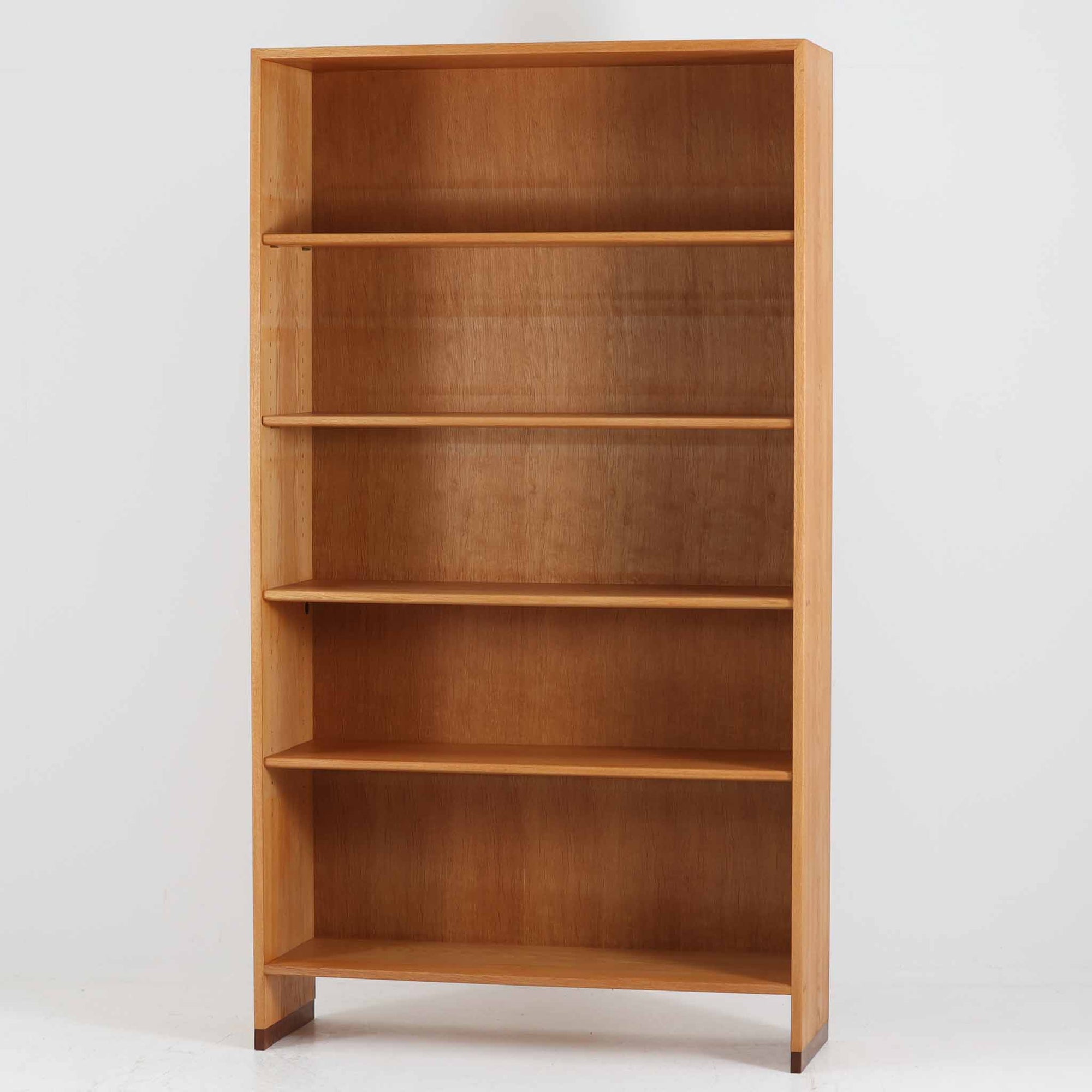 北欧より買い付けたHans J. Wegnerデザインのブックシェルフです。 彼のキャビネット類を数多く手がけたRY Mobler社製の本棚です。本体はオーク材が使用されています。 シンプルなデザインながらも要所要所にウェグナーらしいデザインが施してあり、実用性にも優れている逸品です。こちらは全ての棚板の高さ調整が出来る珍しいモデルです。