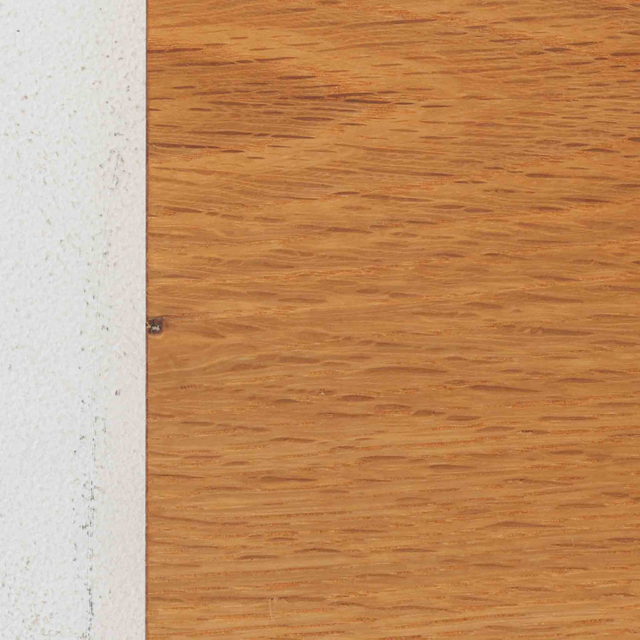 北欧より買い付けたHans J. Wegnerデザインのブックシェルフです。 彼のキャビネット類を数多く手がけたRY Mobler社製の本棚です。本体はオーク材が使用されています。 シンプルなデザインながらも要所要所にウェグナーらしいデザインが施してあり、実用性にも優れている逸品です。こちらは全ての棚板の高さ調整が出来る珍しいモデルです。