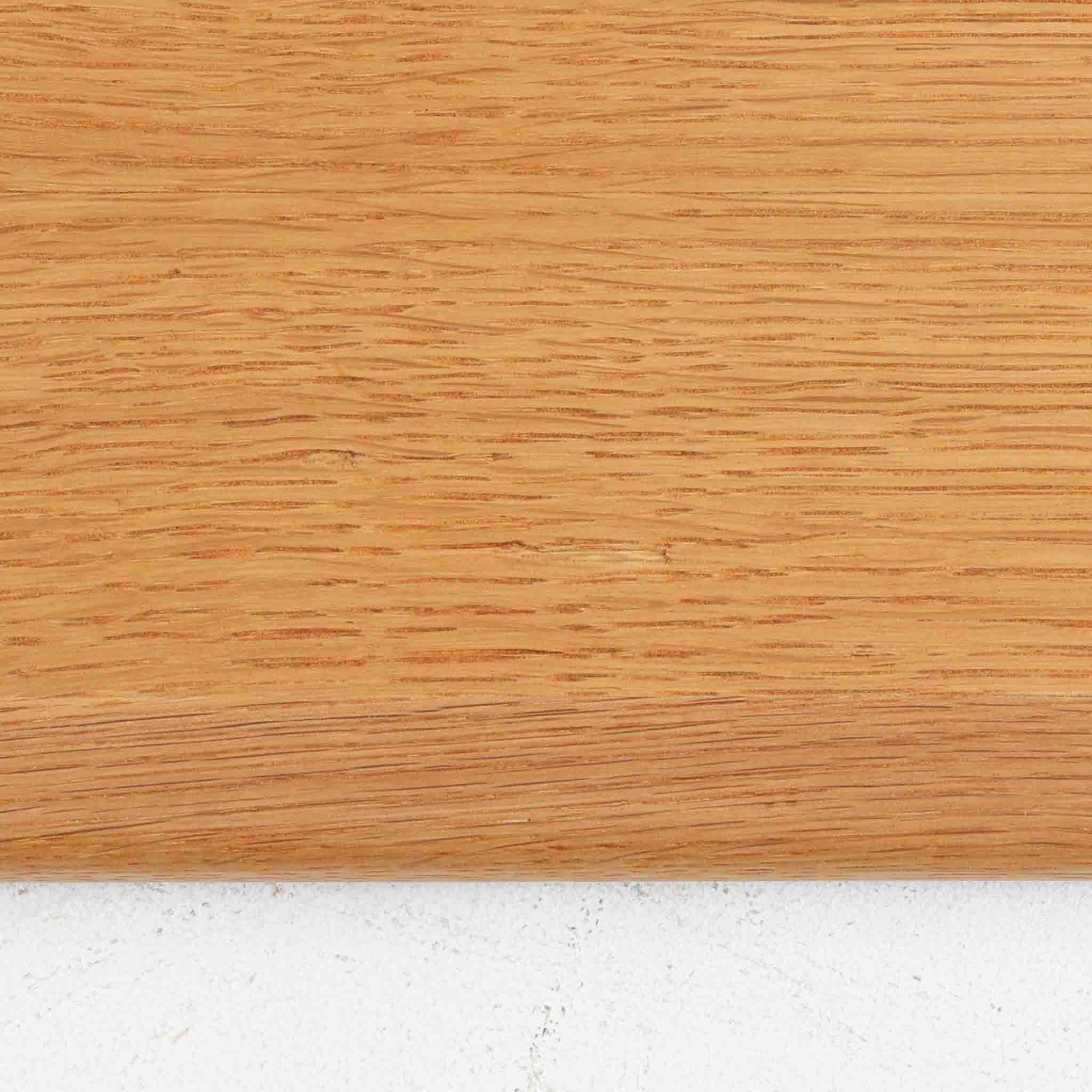 北欧より買い付けたHans J. Wegnerデザインのブックシェルフです。 彼のキャビネット類を数多く手がけたRY Mobler社製の本棚です。本体はオーク材が使用されています。 シンプルなデザインながらも要所要所にウェグナーらしいデザインが施してあり、実用性にも優れている逸品です。こちらは全ての棚板の高さ調整が出来る珍しいモデルです。