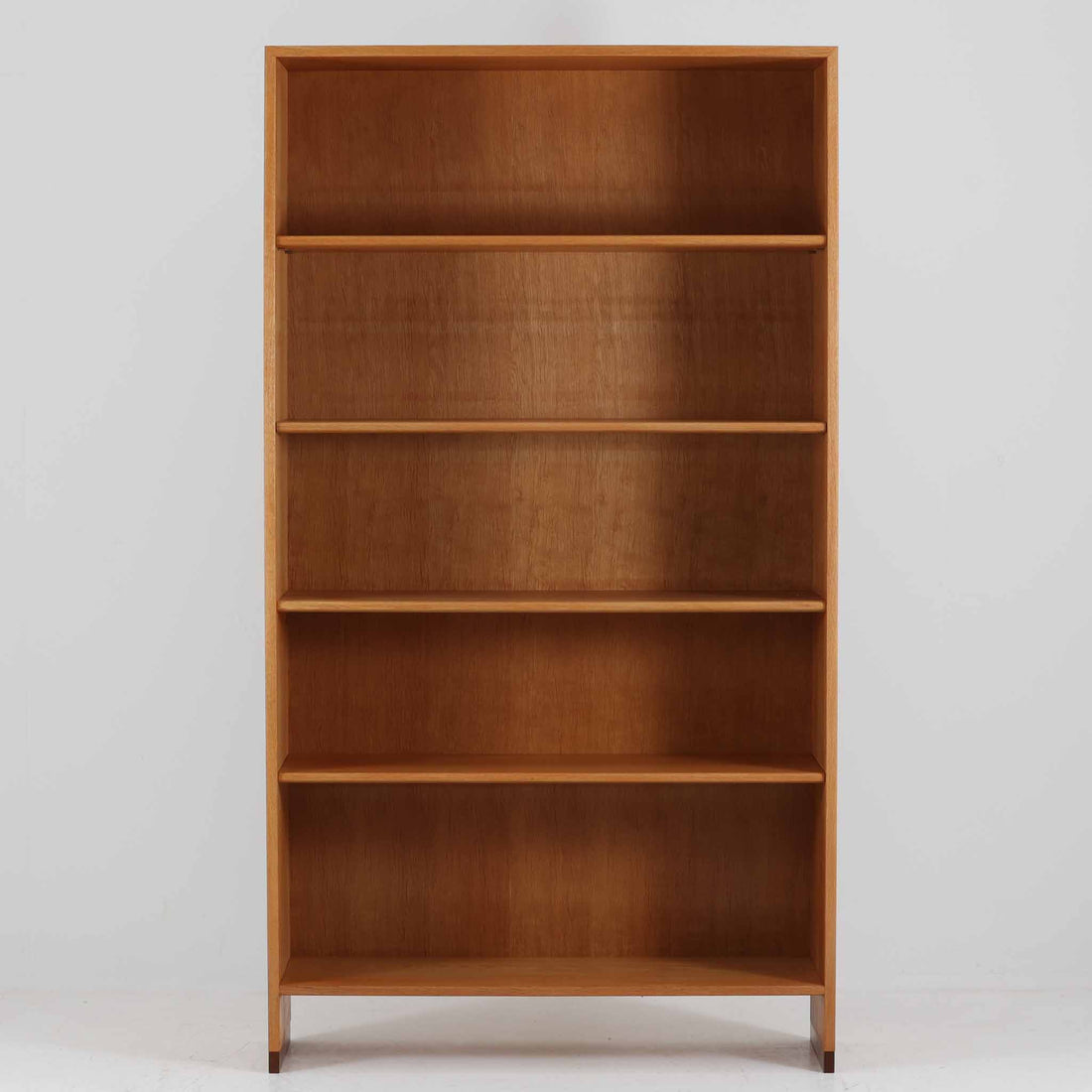 北欧より買い付けたHans J. Wegnerデザインのブックシェルフです。 彼のキャビネット類を数多く手がけたRY Mobler社製の本棚です。本体はオーク材が使用されています。 シンプルなデザインながらも要所要所にウェグナーらしいデザインが施してあり、実用性にも優れている逸品です。こちらは全ての棚板の高さ調整が出来る珍しいモデルです。