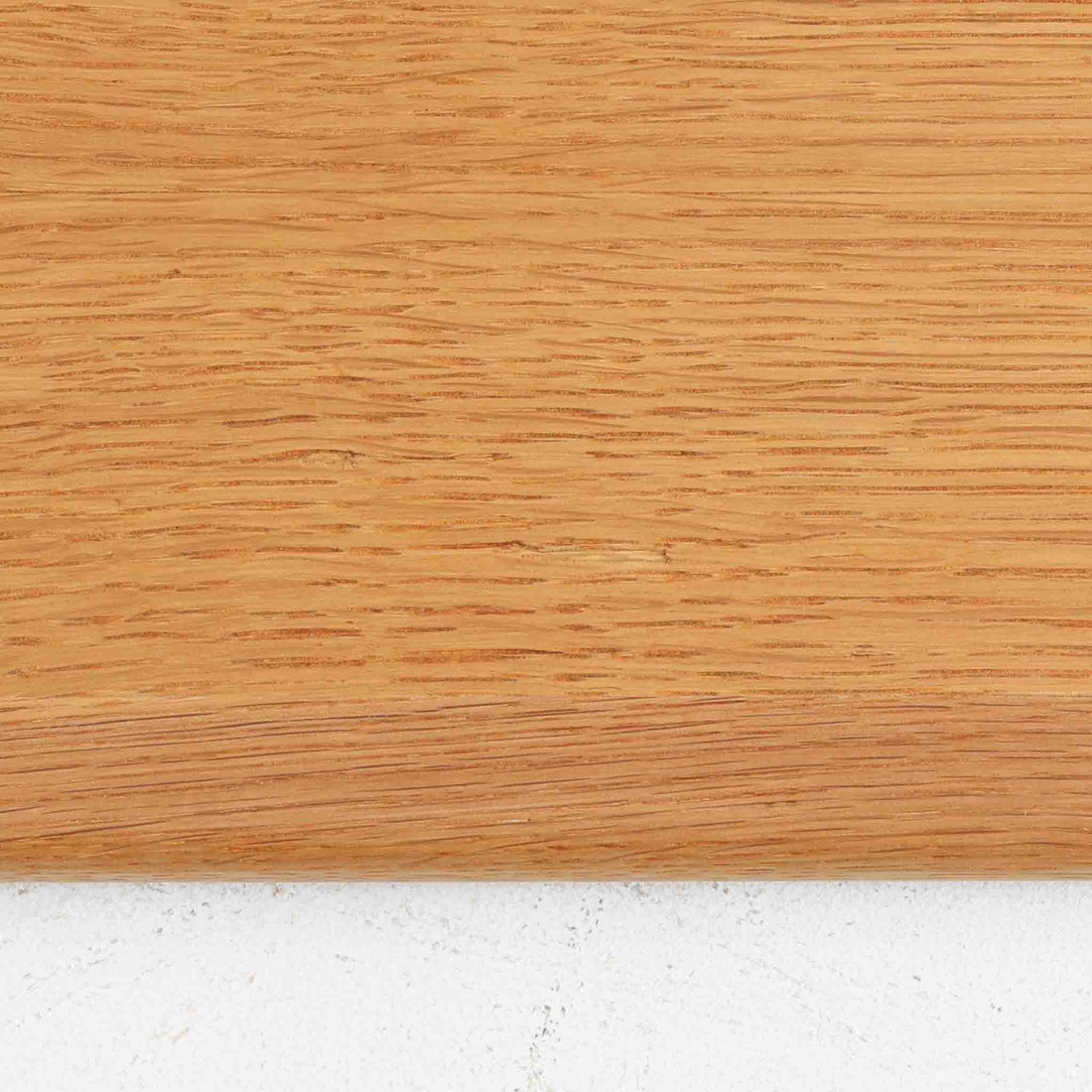 北欧より買い付けたHans J. Wegnerデザインのブックシェルフです。 彼のキャビネット類を数多く手がけたRY Mobler社製の本棚です。本体はオーク材が使用されています。 シンプルなデザインながらも要所要所にウェグナーらしいデザインが施してあり、実用性にも優れている逸品です。こちらは全ての棚板の高さ調整が出来る珍しいモデルです。