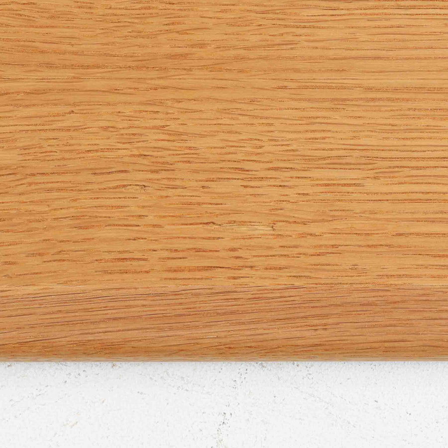 北欧より買い付けたHans J. Wegnerデザインのブックシェルフです。 彼のキャビネット類を数多く手がけたRY Mobler社製の本棚です。本体はオーク材が使用されています。 シンプルなデザインながらも要所要所にウェグナーらしいデザインが施してあり、実用性にも優れている逸品です。こちらは全ての棚板の高さ調整が出来る珍しいモデルです。