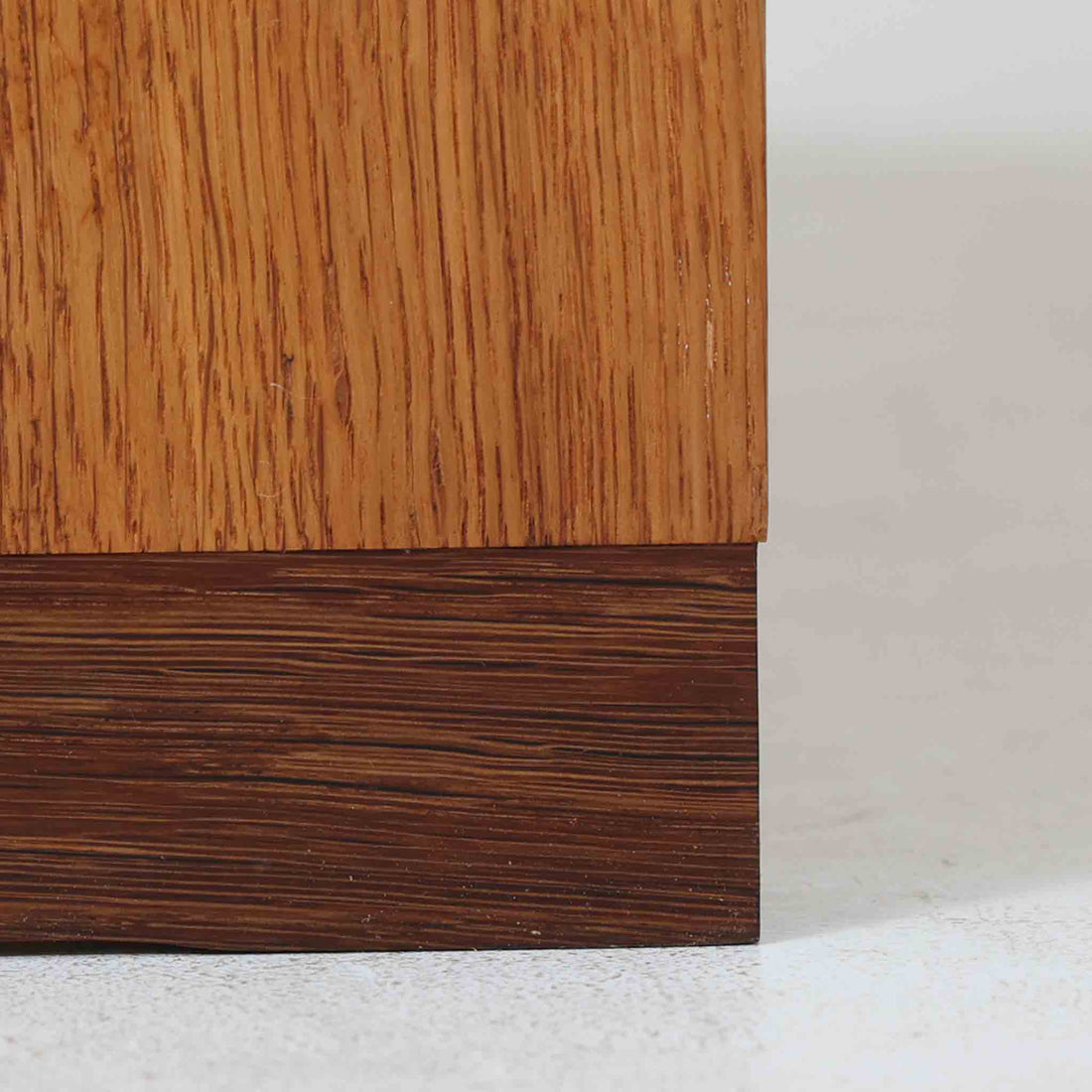 北欧より買い付けたHans J. Wegnerデザインのブックシェルフです。 彼のキャビネット類を数多く手がけたRY Mobler社製の本棚です。本体はオーク材が使用されています。 シンプルなデザインながらも要所要所にウェグナーらしいデザインが施してあり、実用性にも優れている逸品です。こちらは全ての棚板の高さ調整が出来る珍しいモデルです。