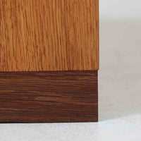 北欧より買い付けたHans J. Wegnerデザインのブックシェルフです。 彼のキャビネット類を数多く手がけたRY Mobler社製の本棚です。本体はオーク材が使用されています。 シンプルなデザインながらも要所要所にウェグナーらしいデザインが施してあり、実用性にも優れている逸品です。こちらは全ての棚板の高さ調整が出来る珍しいモデルです。