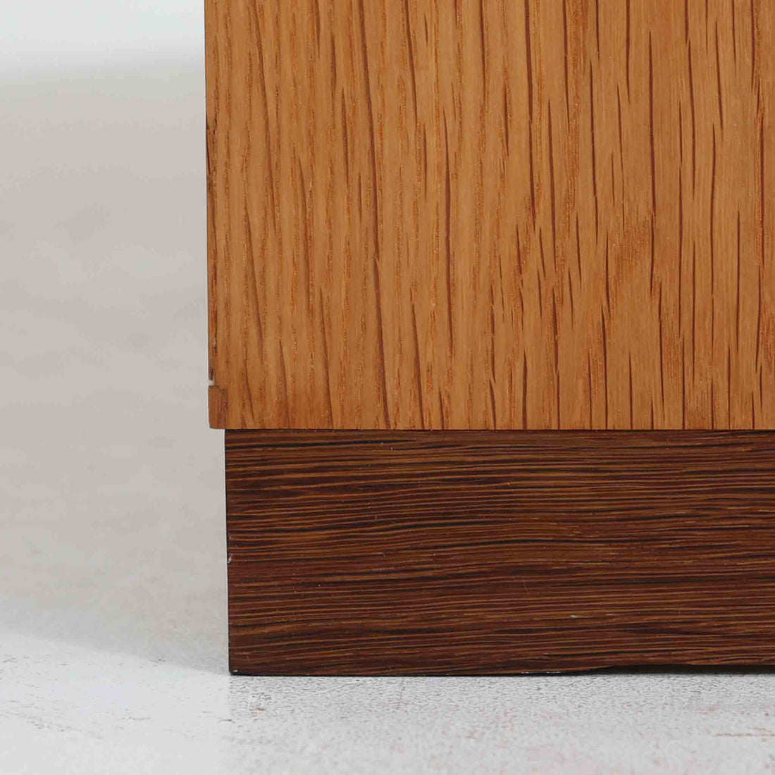 北欧より買い付けたHans J. Wegnerデザインのブックシェルフです。 彼のキャビネット類を数多く手がけたRY Mobler社製の本棚です。本体はオーク材が使用されています。 シンプルなデザインながらも要所要所にウェグナーらしいデザインが施してあり、実用性にも優れている逸品です。こちらは全ての棚板の高さ調整が出来る珍しいモデルです。