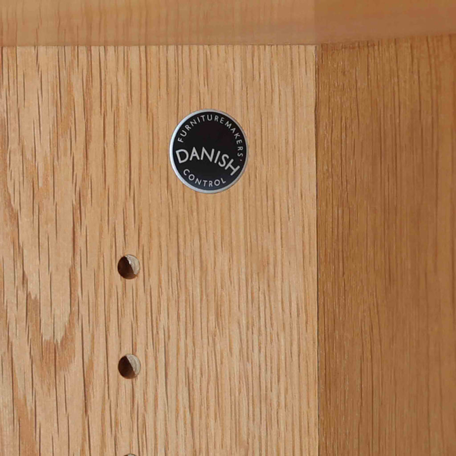 北欧より買い付けたHans J. Wegnerデザインのブックシェルフです。 彼のキャビネット類を数多く手がけたRY Mobler社製の本棚です。本体はオーク材が使用されています。 シンプルなデザインながらも要所要所にウェグナーらしいデザインが施してあり、実用性にも優れている逸品です。こちらは全ての棚板の高さ調整が出来る珍しいモデルです。