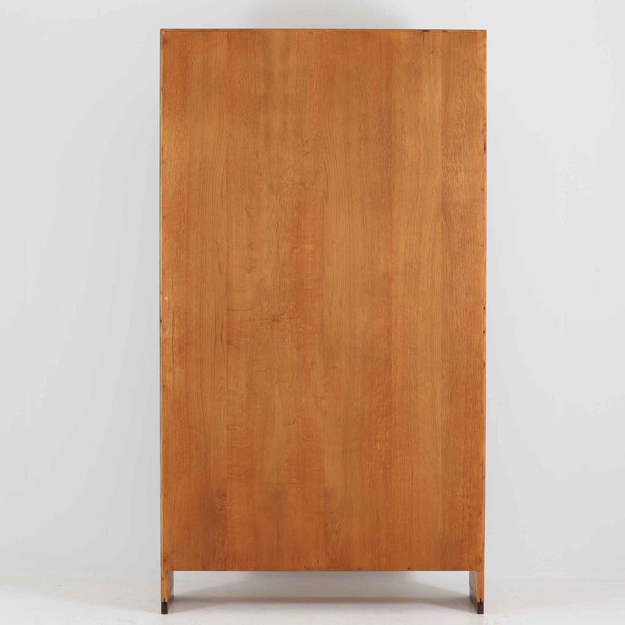 北欧より買い付けたHans J. Wegnerデザインのブックシェルフです。 彼のキャビネット類を数多く手がけたRY Mobler社製の本棚です。本体はオーク材が使用されています。 シンプルなデザインながらも要所要所にウェグナーらしいデザインが施してあり、実用性にも優れている逸品です。こちらは全ての棚板の高さ調整が出来る珍しいモデルです。