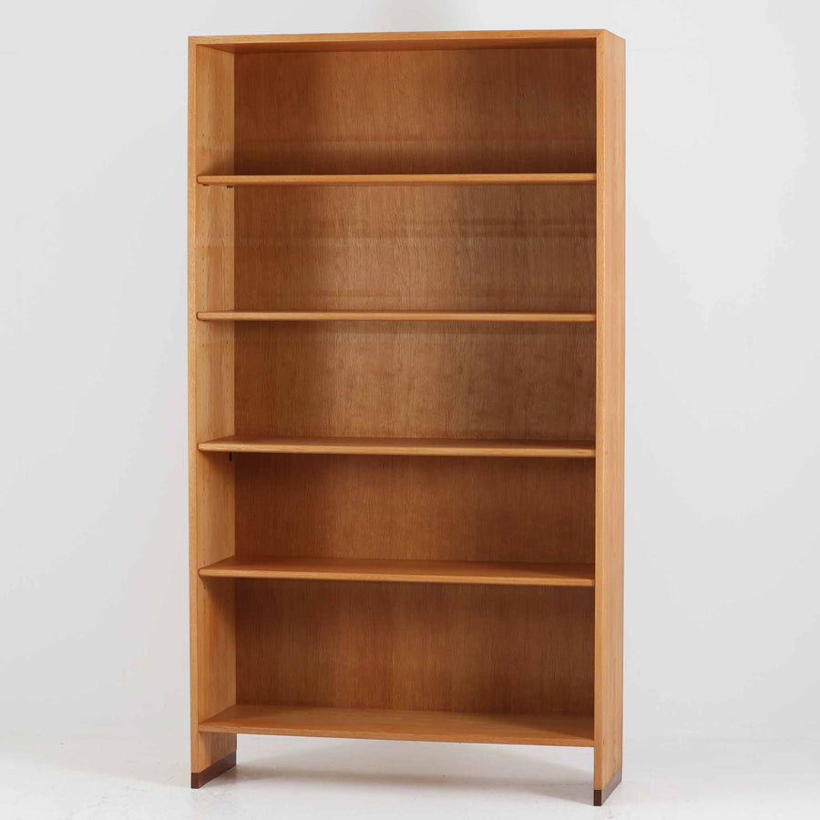 北欧より買い付けたHans J. Wegnerデザインのブックシェルフです。 彼のキャビネット類を数多く手がけたRY Mobler社製の本棚です。本体はオーク材が使用されています。 シンプルなデザインながらも要所要所にウェグナーらしいデザインが施してあり、実用性にも優れている逸品です。こちらは全ての棚板の高さ調整が出来る珍しいモデルです。