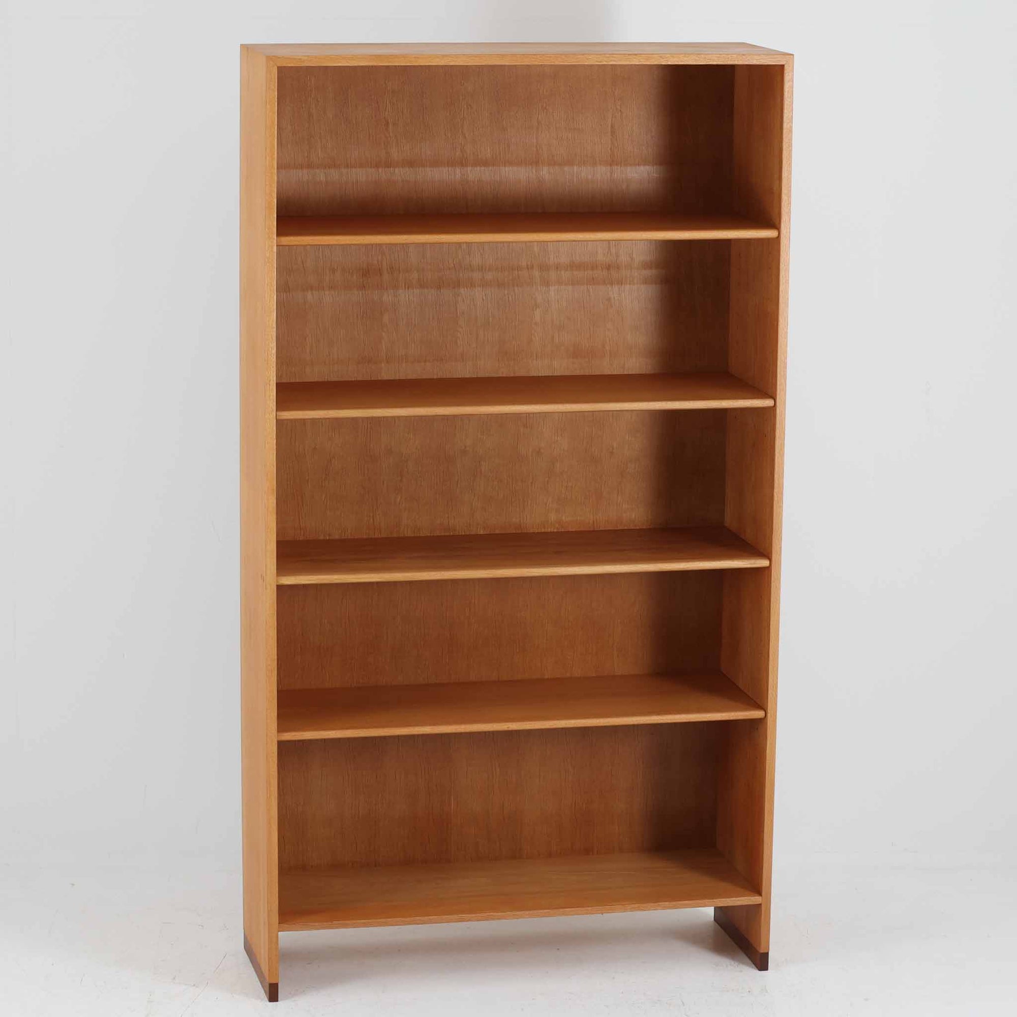 北欧より買い付けたHans J. Wegnerデザインのブックシェルフです。 彼のキャビネット類を数多く手がけたRY Mobler社製の本棚です。本体はオーク材が使用されています。 シンプルなデザインながらも要所要所にウェグナーらしいデザインが施してあり、実用性にも優れている逸品です。こちらは全ての棚板の高さ調整が出来る珍しいモデルです。
