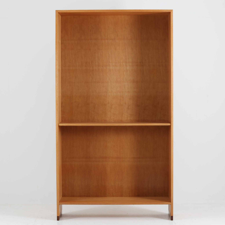 北欧より買い付けたHans J. Wegnerデザインのブックシェルフです。 彼のキャビネット類を数多く手がけたRY Mobler社製の本棚です。本体はオーク材が使用されています。 シンプルなデザインながらも要所要所にウェグナーらしいデザインが施してあり、実用性にも優れている逸品です。こちらは全ての棚板の高さ調整が出来る珍しいモデルです。