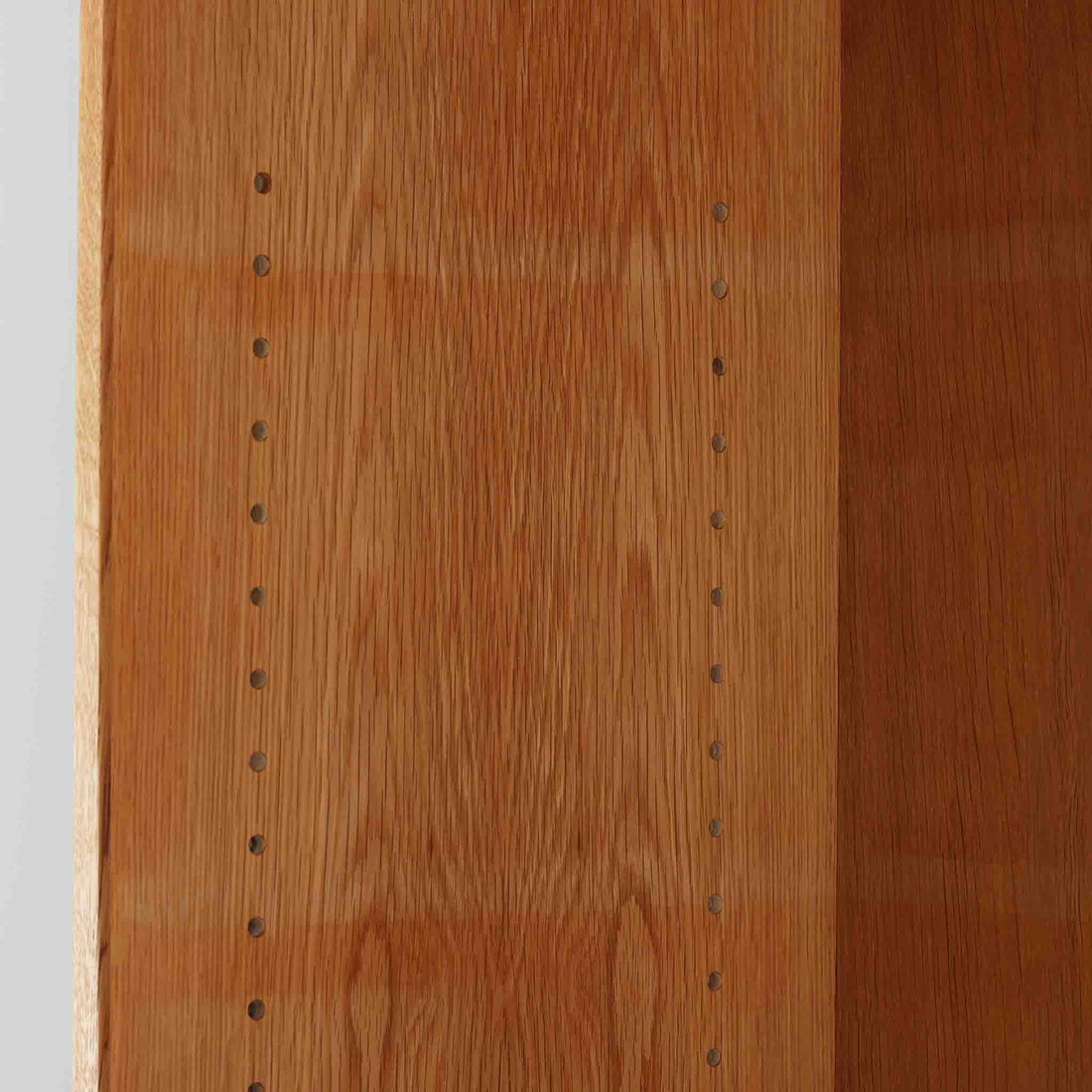 北欧より買い付けたHans J. Wegnerデザインのブックシェルフです。 彼のキャビネット類を数多く手がけたRY Mobler社製の本棚です。本体はオーク材が使用されています。 シンプルなデザインながらも要所要所にウェグナーらしいデザインが施してあり、実用性にも優れている逸品です。こちらは全ての棚板の高さ調整が出来る珍しいモデルです。