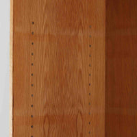 北欧より買い付けたHans J. Wegnerデザインのブックシェルフです。 彼のキャビネット類を数多く手がけたRY Mobler社製の本棚です。本体はオーク材が使用されています。 シンプルなデザインながらも要所要所にウェグナーらしいデザインが施してあり、実用性にも優れている逸品です。こちらは全ての棚板の高さ調整が出来る珍しいモデルです。