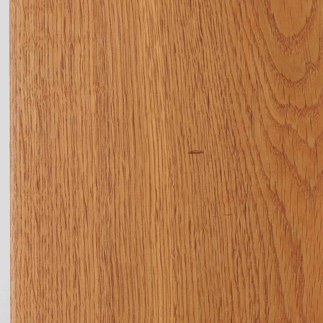 北欧より買い付けたHans J. Wegnerデザインのブックシェルフです。 彼のキャビネット類を数多く手がけたRY Mobler社製の本棚です。本体はオーク材が使用されています。 シンプルなデザインながらも要所要所にウェグナーらしいデザインが施してあり、実用性にも優れている逸品です。こちらは全ての棚板の高さ調整が出来る珍しいモデルです。