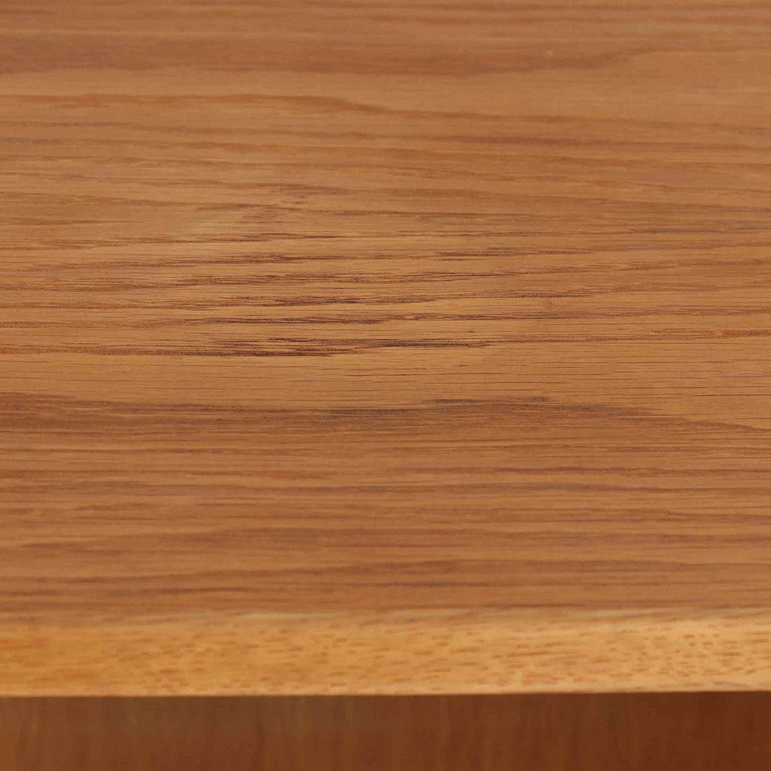 北欧より買い付けたHans J. Wegnerデザインのブックシェルフです。 彼のキャビネット類を数多く手がけたRY Mobler社製の本棚です。本体はオーク材が使用されています。 シンプルなデザインながらも要所要所にウェグナーらしいデザインが施してあり、実用性にも優れている逸品です。こちらは全ての棚板の高さ調整が出来る珍しいモデルです。