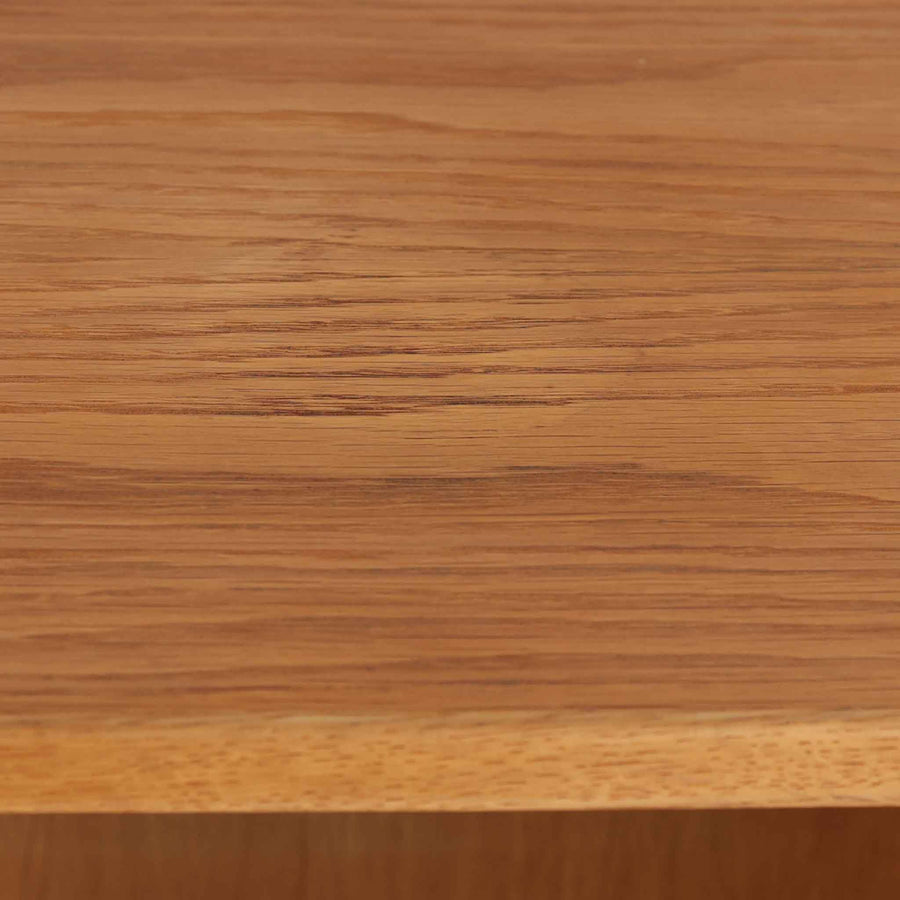 北欧より買い付けたHans J. Wegnerデザインのブックシェルフです。 彼のキャビネット類を数多く手がけたRY Mobler社製の本棚です。本体はオーク材が使用されています。 シンプルなデザインながらも要所要所にウェグナーらしいデザインが施してあり、実用性にも優れている逸品です。こちらは全ての棚板の高さ調整が出来る珍しいモデルです。