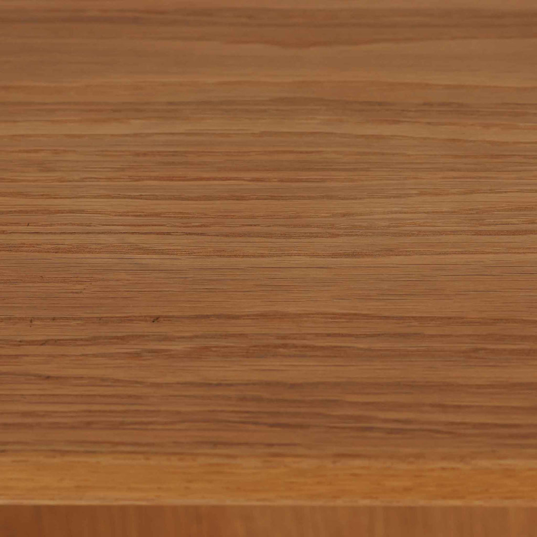 北欧より買い付けたHans J. Wegnerデザインのブックシェルフです。 彼のキャビネット類を数多く手がけたRY Mobler社製の本棚です。本体はオーク材が使用されています。 シンプルなデザインながらも要所要所にウェグナーらしいデザインが施してあり、実用性にも優れている逸品です。こちらは全ての棚板の高さ調整が出来る珍しいモデルです。