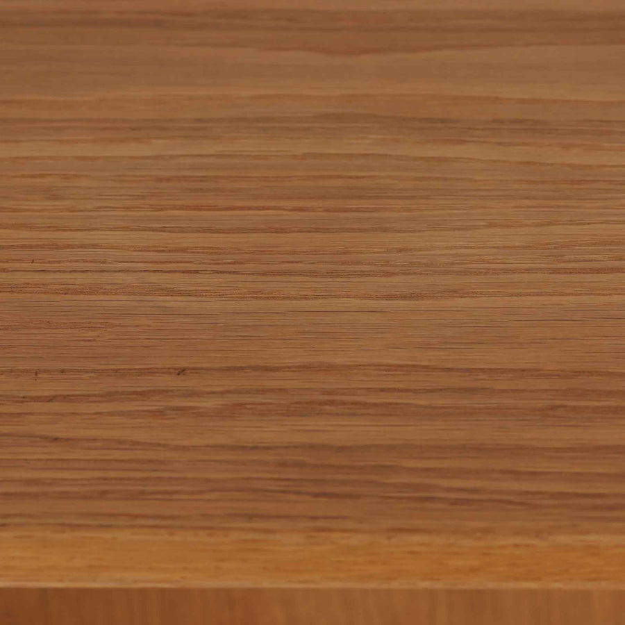 北欧より買い付けたHans J. Wegnerデザインのブックシェルフです。 彼のキャビネット類を数多く手がけたRY Mobler社製の本棚です。本体はオーク材が使用されています。 シンプルなデザインながらも要所要所にウェグナーらしいデザインが施してあり、実用性にも優れている逸品です。こちらは全ての棚板の高さ調整が出来る珍しいモデルです。