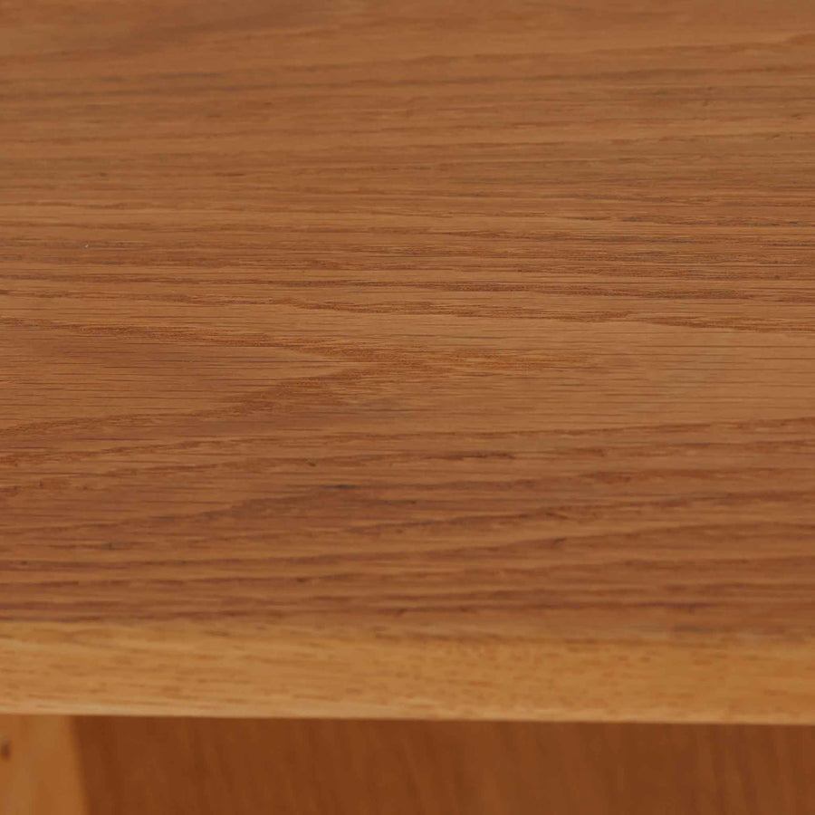 北欧より買い付けたHans J. Wegnerデザインのブックシェルフです。 彼のキャビネット類を数多く手がけたRY Mobler社製の本棚です。本体はオーク材が使用されています。 シンプルなデザインながらも要所要所にウェグナーらしいデザインが施してあり、実用性にも優れている逸品です。こちらは全ての棚板の高さ調整が出来る珍しいモデルです。