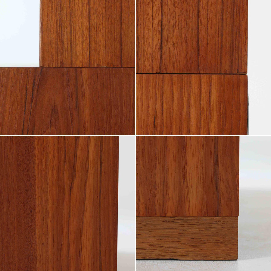 デンマークの巨匠Hans J. Wegner（ハンス・J・ウェグナー）がRY Mobler社のためにデザインしたディスプレイシェルフ「RY5 / RY15」です。上質なチーク材とオーク材を組み合わせ、下段収納部の取手には真鍮を用いた精緻なつくりが特徴です。シンプルながらも素材の美しさが際立ち、ウェグナーらしい温かみのあるデザインに仕上がっています。上段の棚は高さ調整が可能で、下段には仕切り付きの収納スペースを備え、実用性にも優れます。経年により深みを増した木肌の風合いが美しく、リビングや書斎で本や器を飾るなど、多用途に活躍する北欧ビンテージ家具です。