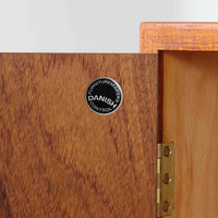 デンマークの巨匠Hans J. Wegner（ハンス・J・ウェグナー）がRY Mobler社のためにデザインしたディスプレイシェルフ「RY5 / RY15」です。上質なチーク材とオーク材を組み合わせ、下段収納部の取手には真鍮を用いた精緻なつくりが特徴です。シンプルながらも素材の美しさが際立ち、ウェグナーらしい温かみのあるデザインに仕上がっています。上段の棚は高さ調整が可能で、下段には仕切り付きの収納スペースを備え、実用性にも優れます。経年により深みを増した木肌の風合いが美しく、リビングや書斎で本や器を飾るなど、多用途に活躍する北欧ビンテージ家具です。