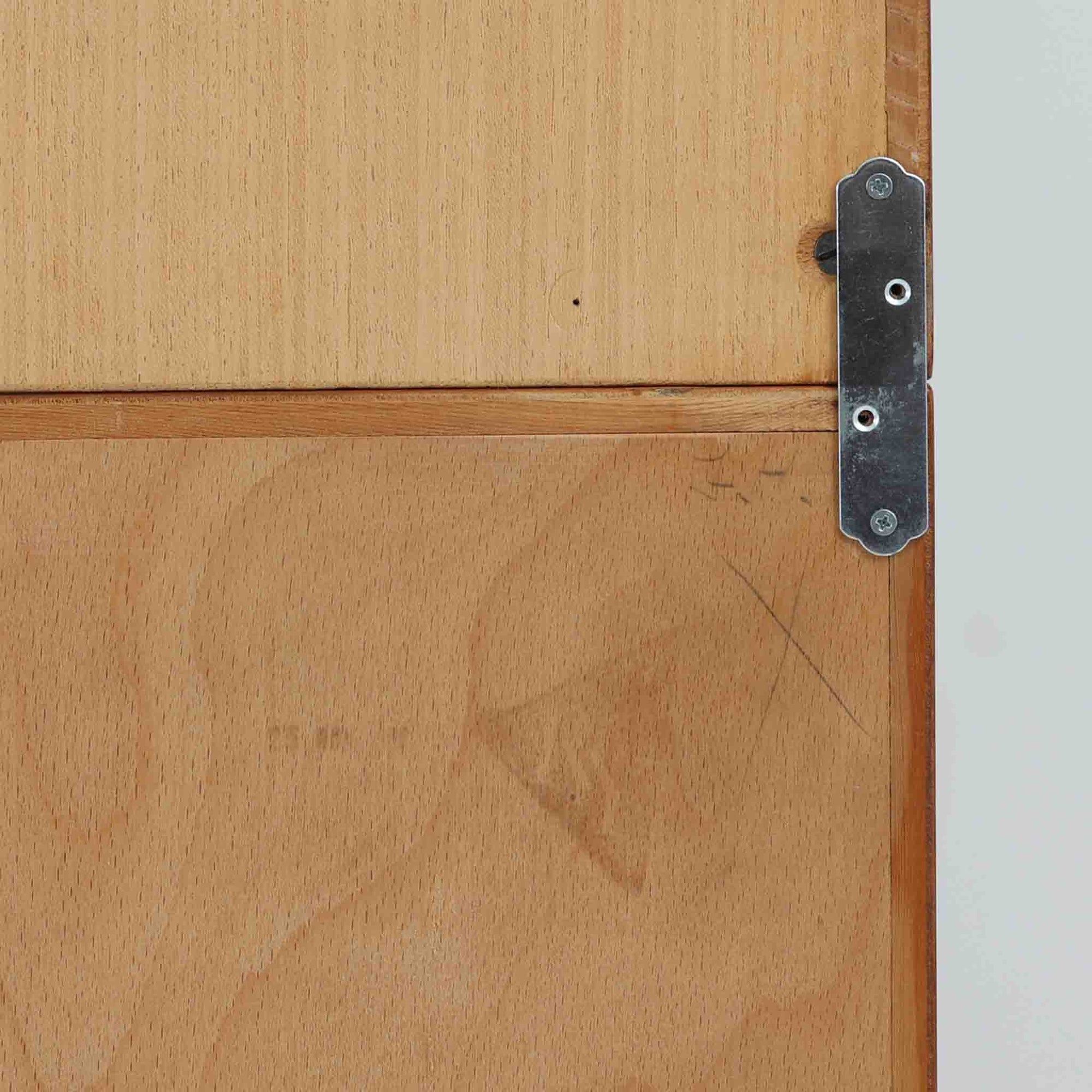 デンマークの巨匠Hans J. Wegner（ハンス・J・ウェグナー）がRY Mobler社のためにデザインしたディスプレイシェルフ「RY5 / RY15」です。上質なチーク材とオーク材を組み合わせ、下段収納部の取手には真鍮を用いた精緻なつくりが特徴です。シンプルながらも素材の美しさが際立ち、ウェグナーらしい温かみのあるデザインに仕上がっています。上段の棚は高さ調整が可能で、下段には仕切り付きの収納スペースを備え、実用性にも優れます。経年により深みを増した木肌の風合いが美しく、リビングや書斎で本や器を飾るなど、多用途に活躍する北欧ビンテージ家具です。