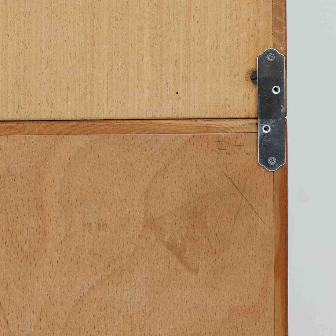 デンマークの巨匠Hans J. Wegner（ハンス・J・ウェグナー）がRY Mobler社のためにデザインしたディスプレイシェルフ「RY5 / RY15」です。上質なチーク材とオーク材を組み合わせ、下段収納部の取手には真鍮を用いた精緻なつくりが特徴です。シンプルながらも素材の美しさが際立ち、ウェグナーらしい温かみのあるデザインに仕上がっています。上段の棚は高さ調整が可能で、下段には仕切り付きの収納スペースを備え、実用性にも優れます。経年により深みを増した木肌の風合いが美しく、リビングや書斎で本や器を飾るなど、多用途に活躍する北欧ビンテージ家具です。