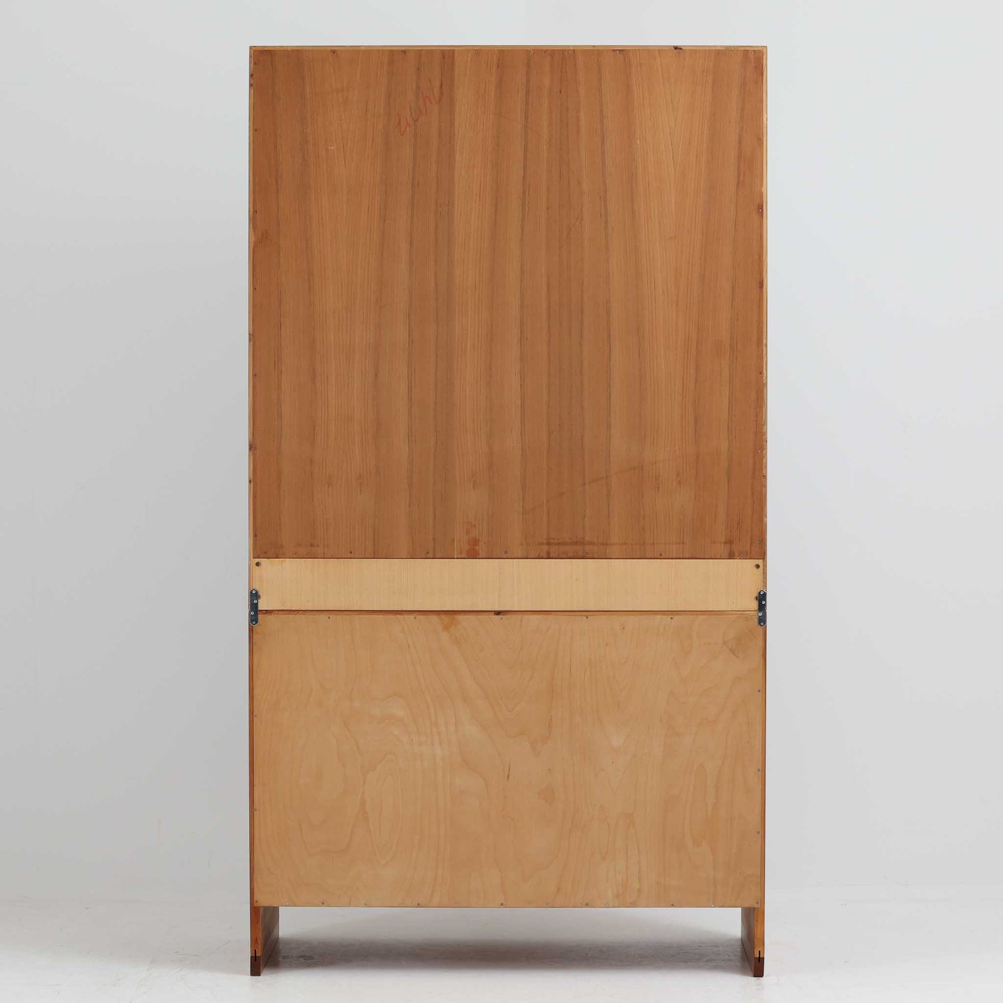 デンマークの巨匠Hans J. Wegner（ハンス・J・ウェグナー）がRY Mobler社のためにデザインしたディスプレイシェルフ「RY5 / RY15」です。上質なチーク材とオーク材を組み合わせ、下段収納部の取手には真鍮を用いた精緻なつくりが特徴です。シンプルながらも素材の美しさが際立ち、ウェグナーらしい温かみのあるデザインに仕上がっています。上段の棚は高さ調整が可能で、下段には仕切り付きの収納スペースを備え、実用性にも優れます。経年により深みを増した木肌の風合いが美しく、リビングや書斎で本や器を飾るなど、多用途に活躍する北欧ビンテージ家具です。