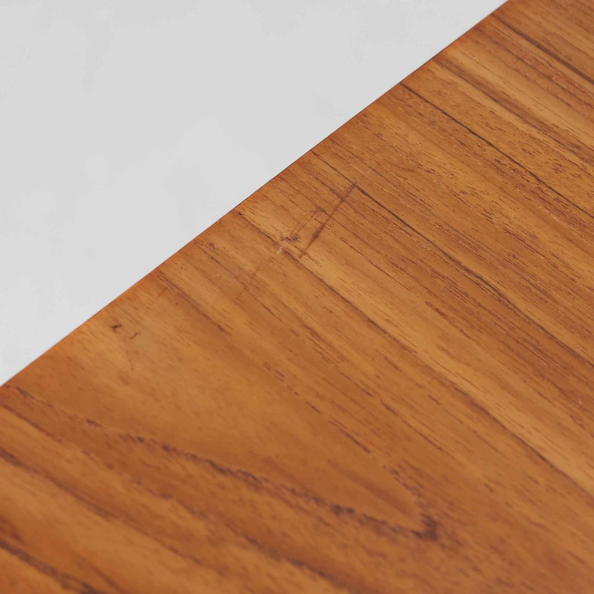 デンマークの巨匠Hans J. Wegner（ハンス・J・ウェグナー）がRY Mobler社のためにデザインしたディスプレイシェルフ「RY5 / RY15」です。上質なチーク材とオーク材を組み合わせ、下段収納部の取手には真鍮を用いた精緻なつくりが特徴です。シンプルながらも素材の美しさが際立ち、ウェグナーらしい温かみのあるデザインに仕上がっています。上段の棚は高さ調整が可能で、下段には仕切り付きの収納スペースを備え、実用性にも優れます。経年により深みを増した木肌の風合いが美しく、リビングや書斎で本や器を飾るなど、多用途に活躍する北欧ビンテージ家具です。