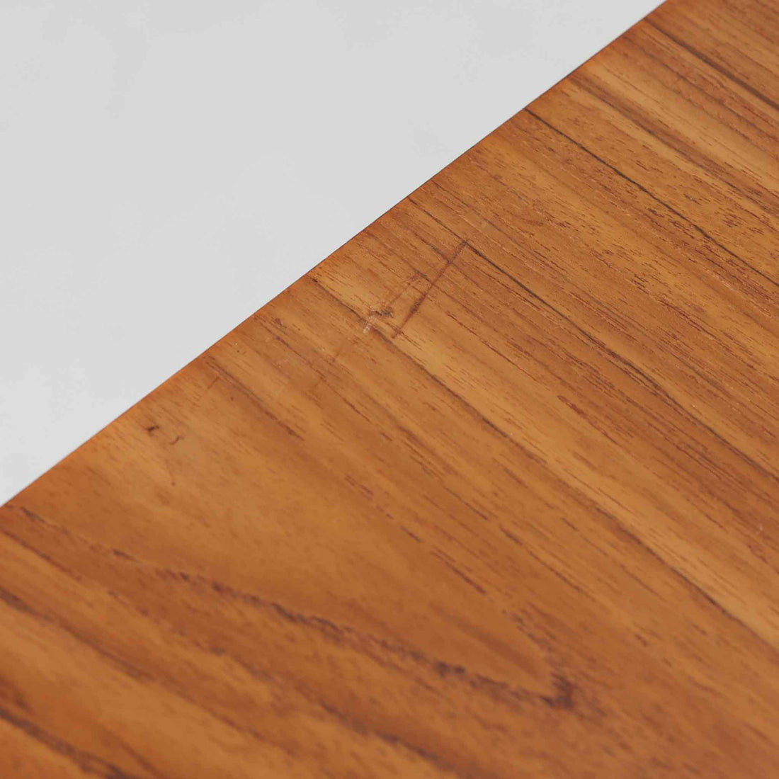 デンマークの巨匠Hans J. Wegner（ハンス・J・ウェグナー）がRY Mobler社のためにデザインしたディスプレイシェルフ「RY5 / RY15」です。上質なチーク材とオーク材を組み合わせ、下段収納部の取手には真鍮を用いた精緻なつくりが特徴です。シンプルながらも素材の美しさが際立ち、ウェグナーらしい温かみのあるデザインに仕上がっています。上段の棚は高さ調整が可能で、下段には仕切り付きの収納スペースを備え、実用性にも優れます。経年により深みを増した木肌の風合いが美しく、リビングや書斎で本や器を飾るなど、多用途に活躍する北欧ビンテージ家具です。