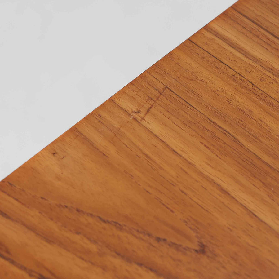 デンマークの巨匠Hans J. Wegner（ハンス・J・ウェグナー）がRY Mobler社のためにデザインしたディスプレイシェルフ「RY5 / RY15」です。上質なチーク材とオーク材を組み合わせ、下段収納部の取手には真鍮を用いた精緻なつくりが特徴です。シンプルながらも素材の美しさが際立ち、ウェグナーらしい温かみのあるデザインに仕上がっています。上段の棚は高さ調整が可能で、下段には仕切り付きの収納スペースを備え、実用性にも優れます。経年により深みを増した木肌の風合いが美しく、リビングや書斎で本や器を飾るなど、多用途に活躍する北欧ビンテージ家具です。